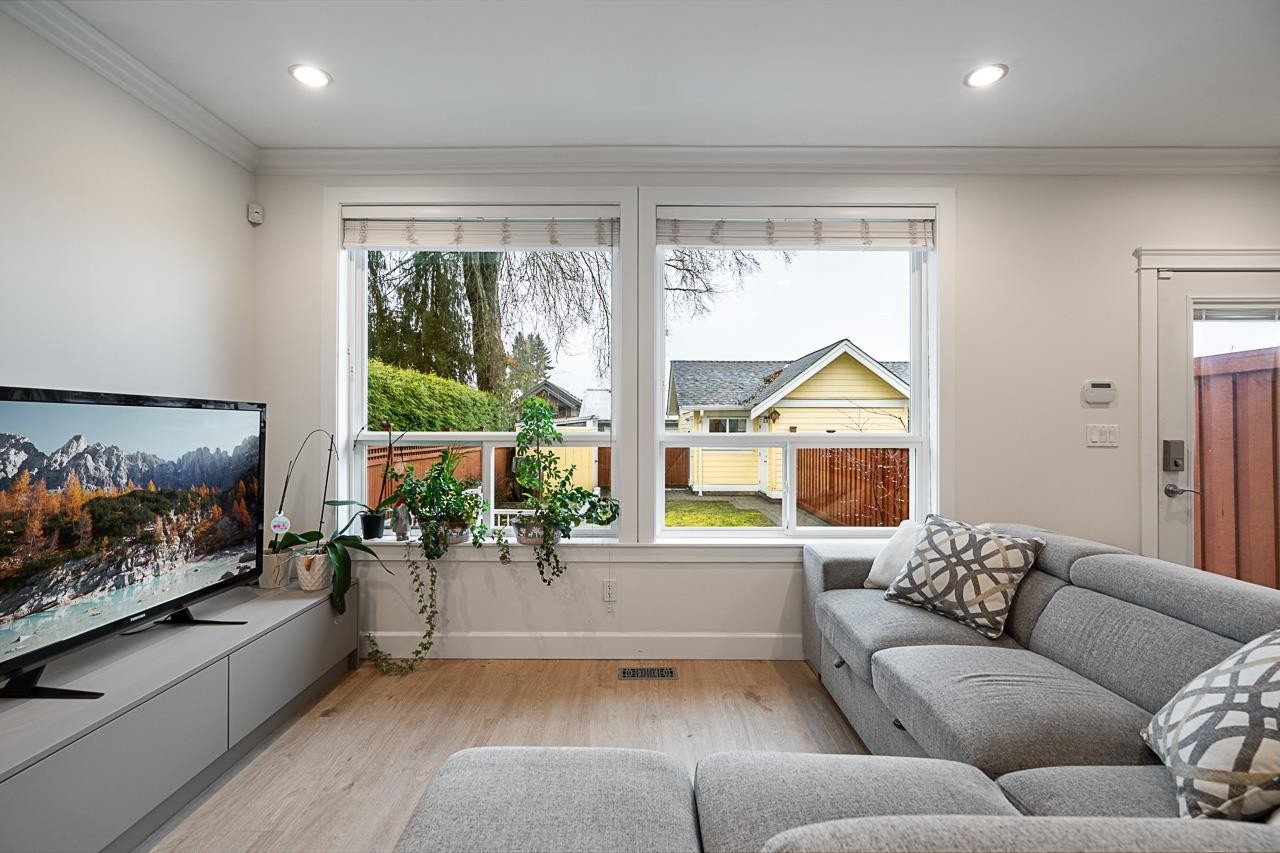 359 13Th Street E, North Vancouver, BC