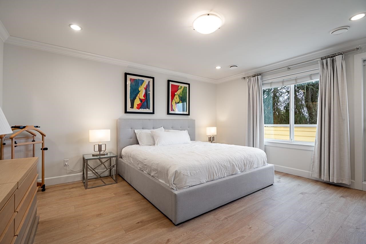 359 13Th Street E, North Vancouver, BC