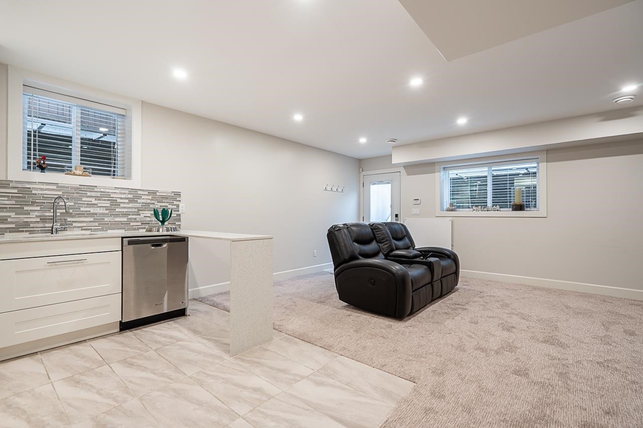 359 13Th Street E, North Vancouver, BC