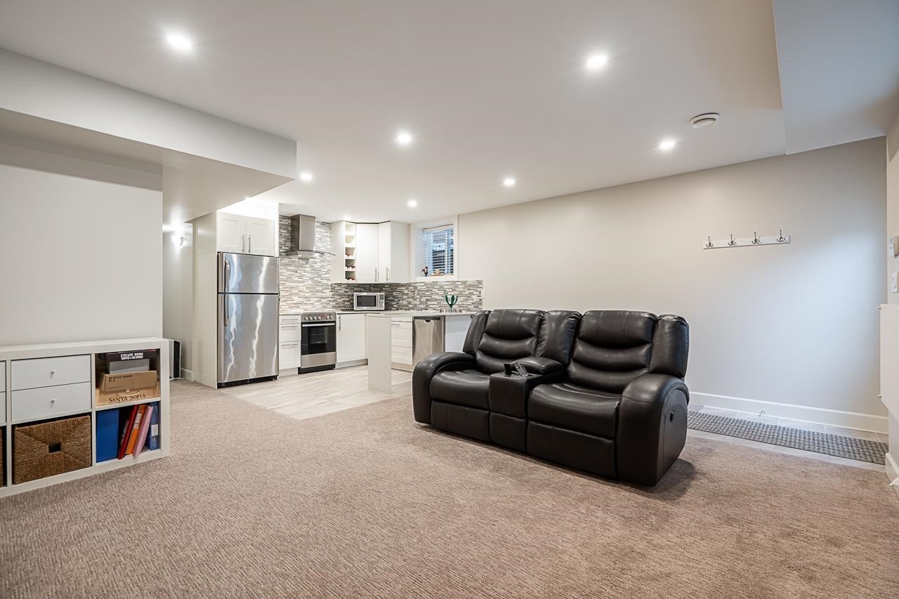 359 13Th Street E, North Vancouver, BC