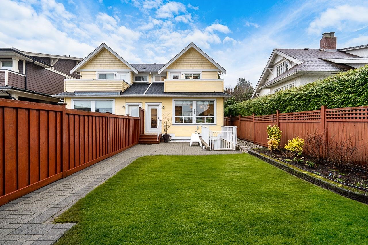 359 13Th Street E, North Vancouver, BC