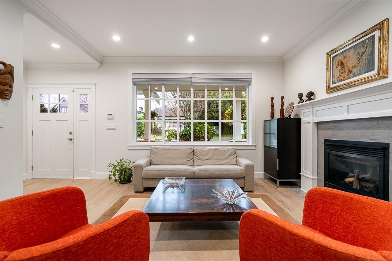 359 13Th Street E, North Vancouver, BC