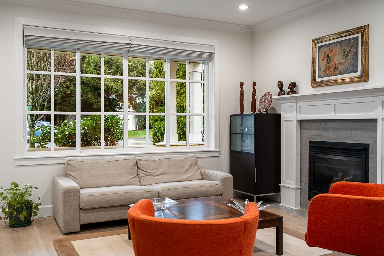 359 13Th Street E, North Vancouver, BC