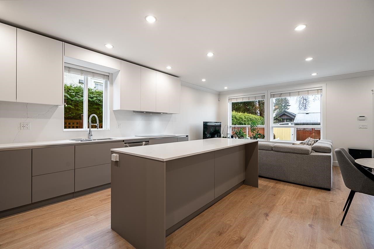 359 13Th Street E, North Vancouver, BC