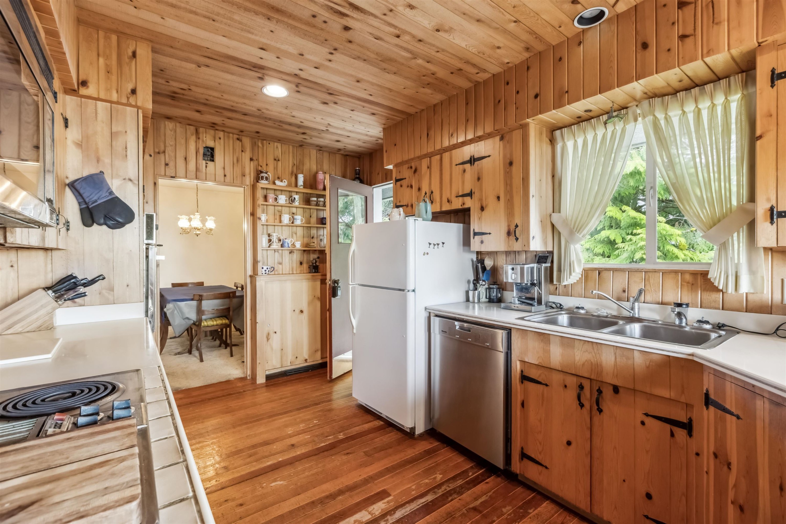 2575 Queens Avenue, West Vancouver, BC