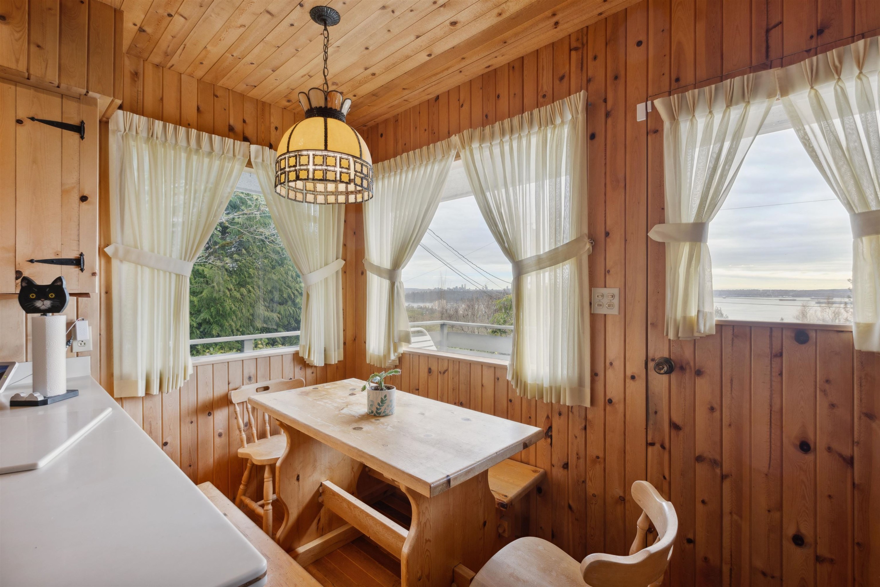 2575 Queens Avenue, West Vancouver, BC