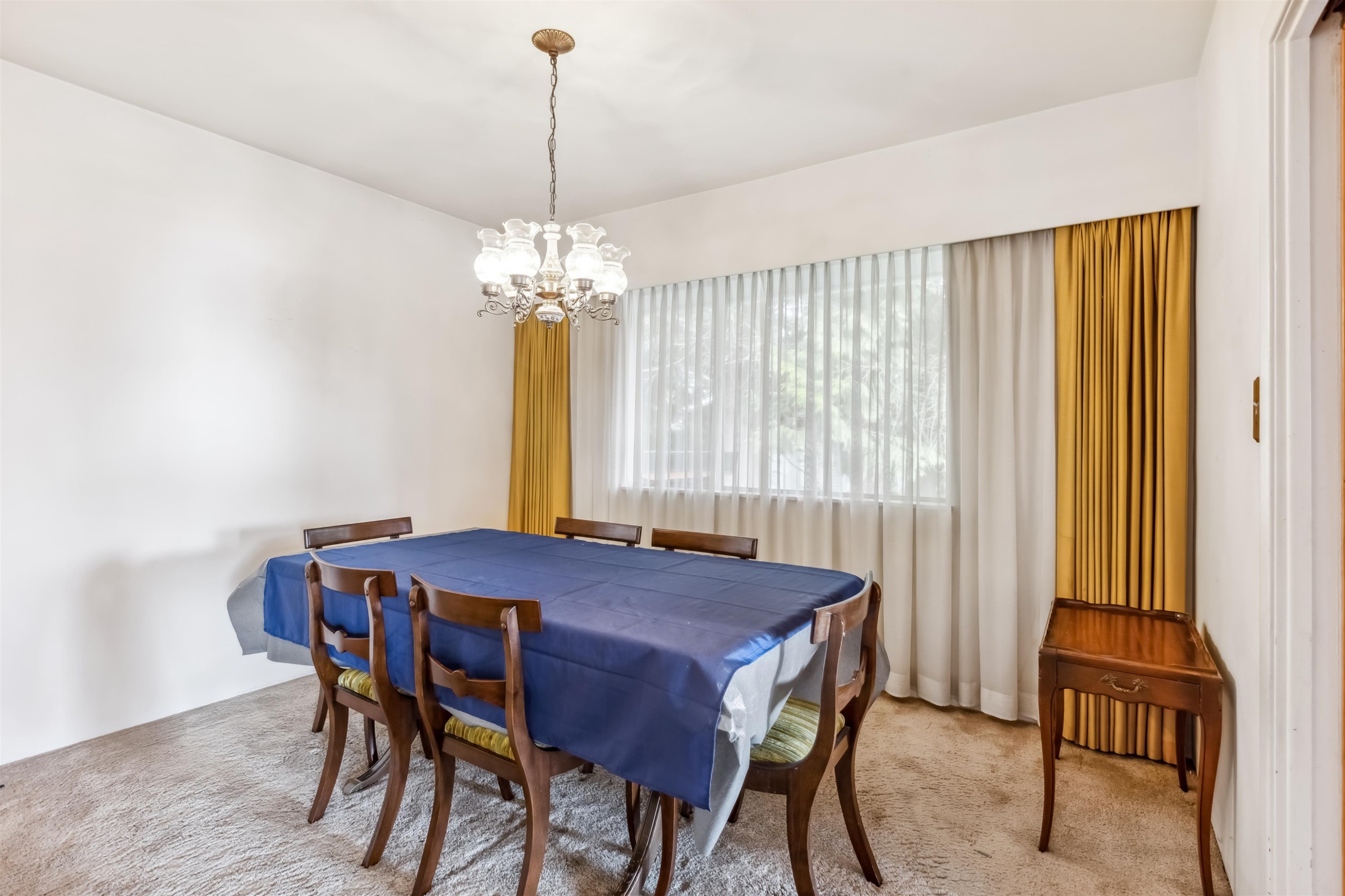 2575 Queens Avenue, West Vancouver, BC