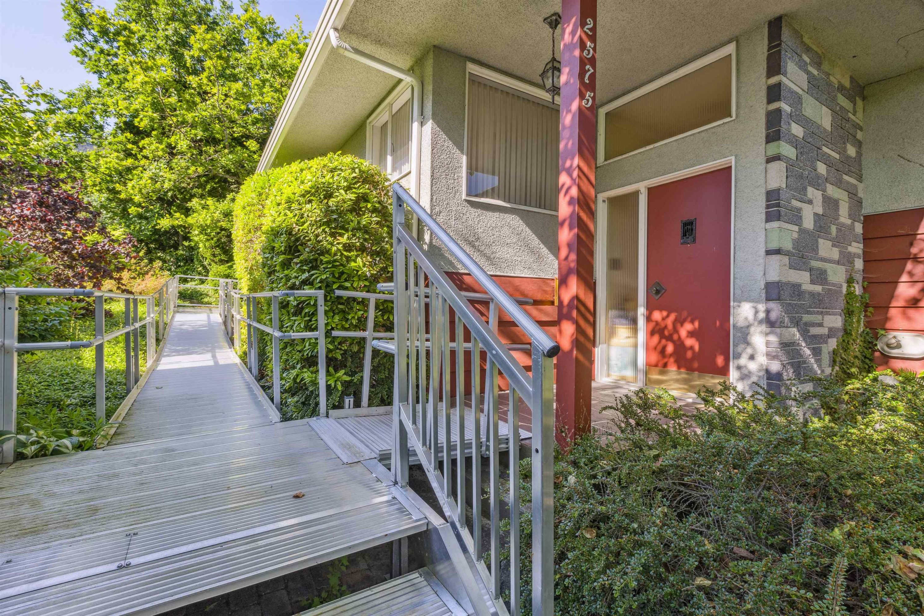 2575 Queens Avenue, West Vancouver, BC