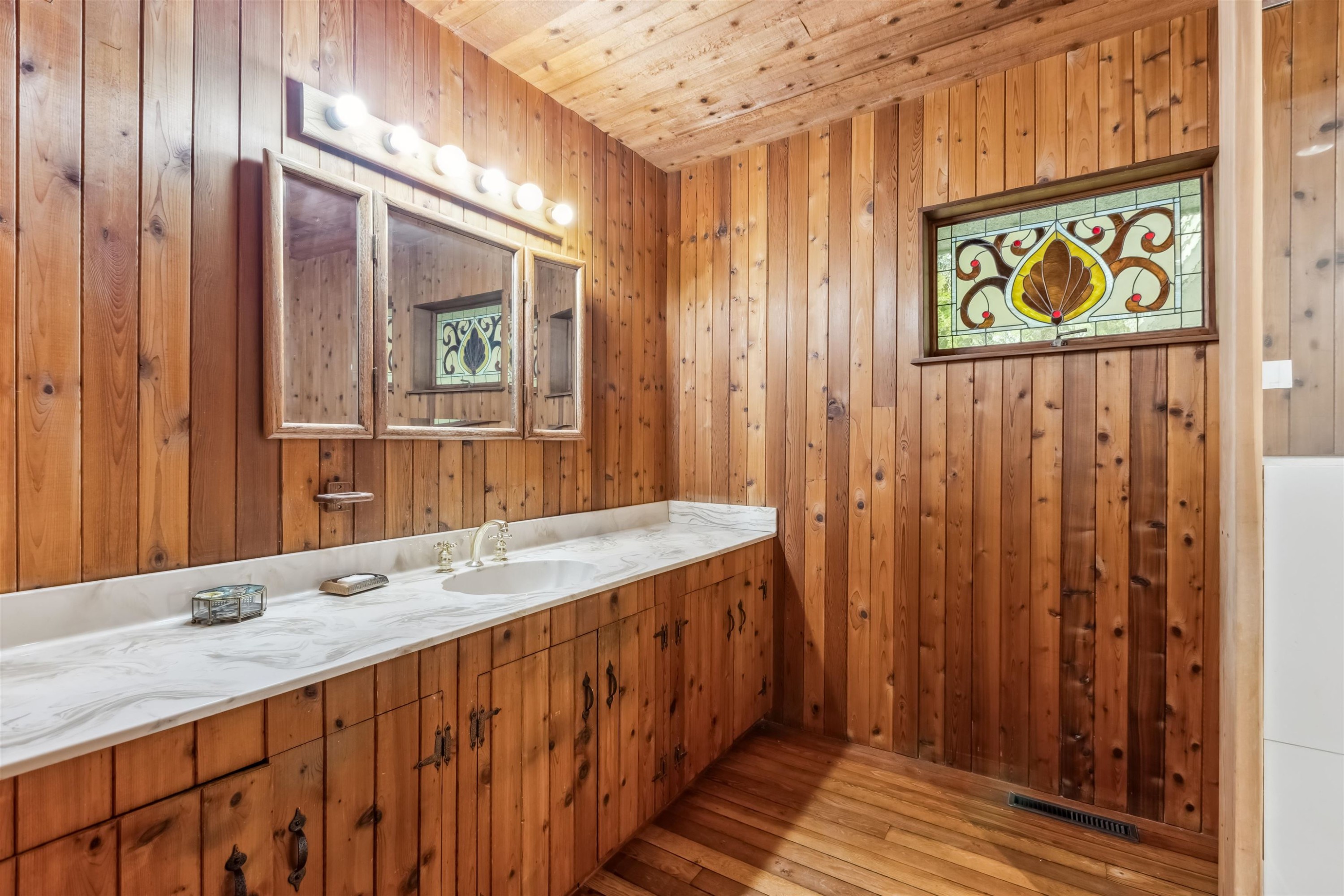 2575 Queens Avenue, West Vancouver, BC