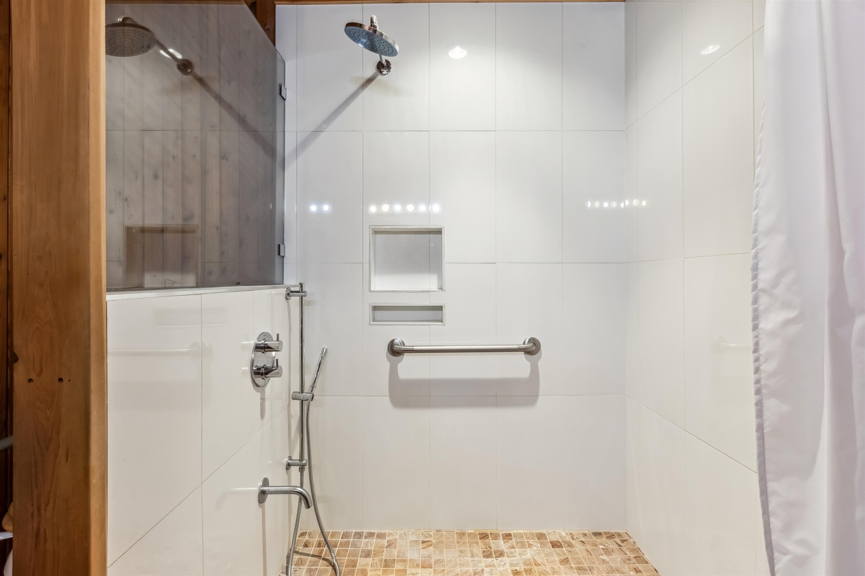 2575 Queens Avenue, West Vancouver, BC