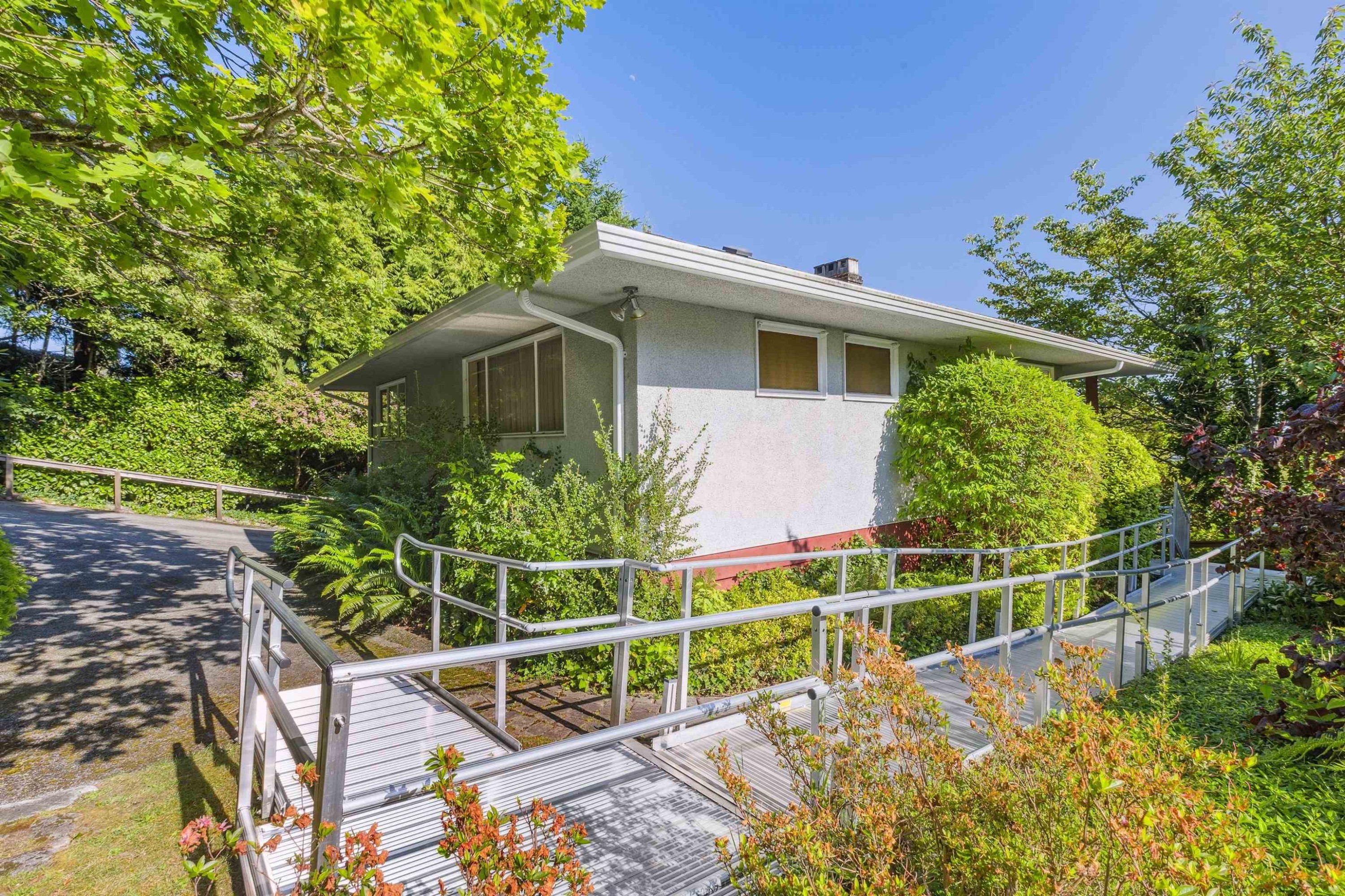 2575 Queens Avenue, West Vancouver, BC