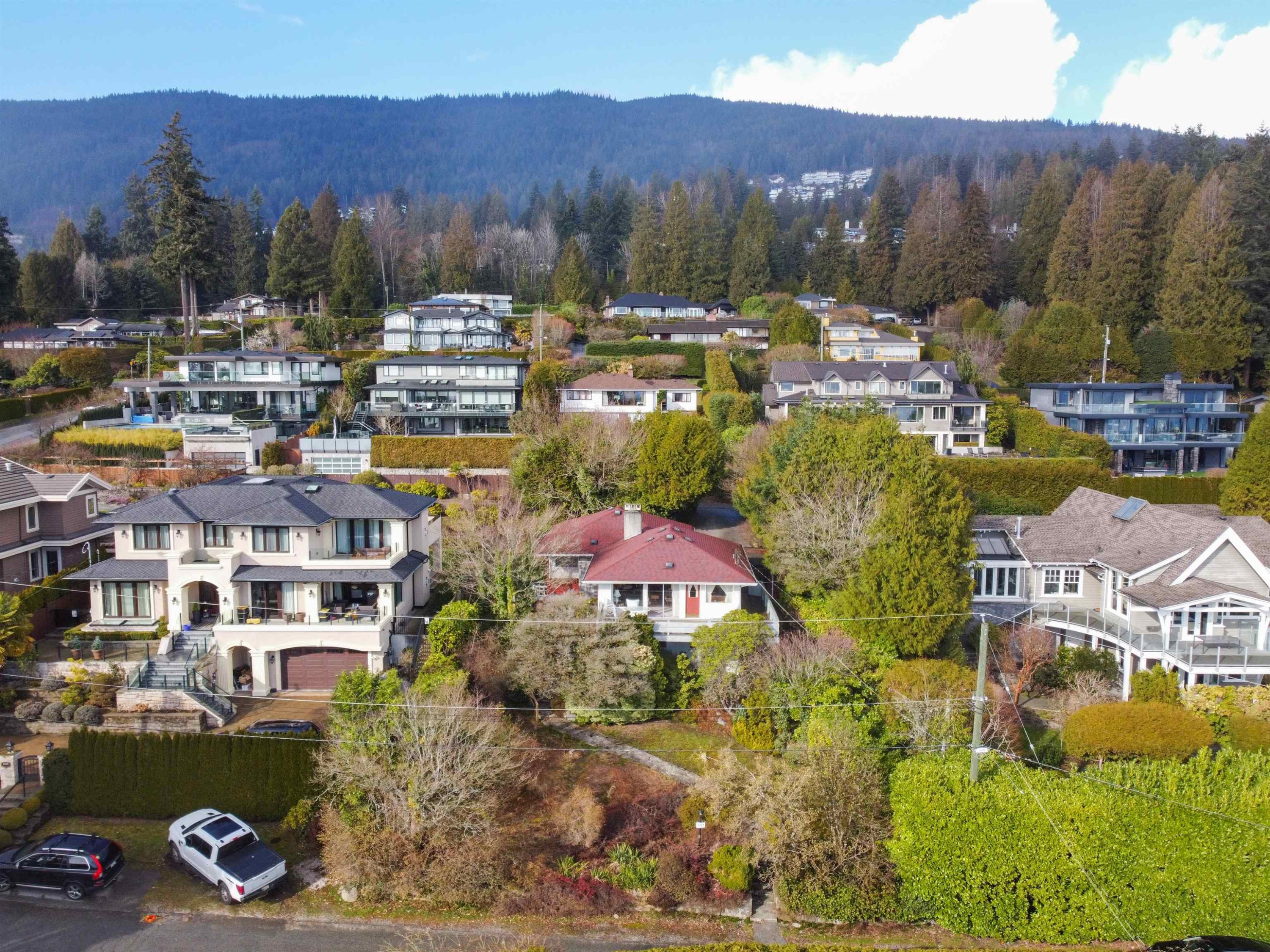 2575 Queens Avenue, West Vancouver, BC