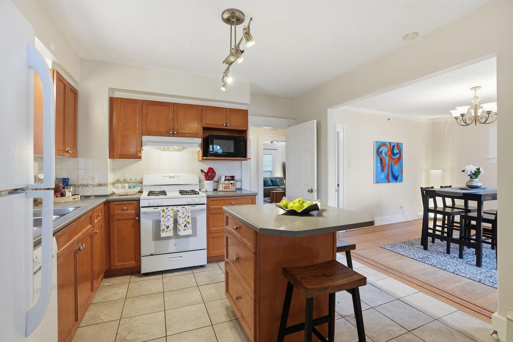 909 18Th Avenue W, Vancouver, BC