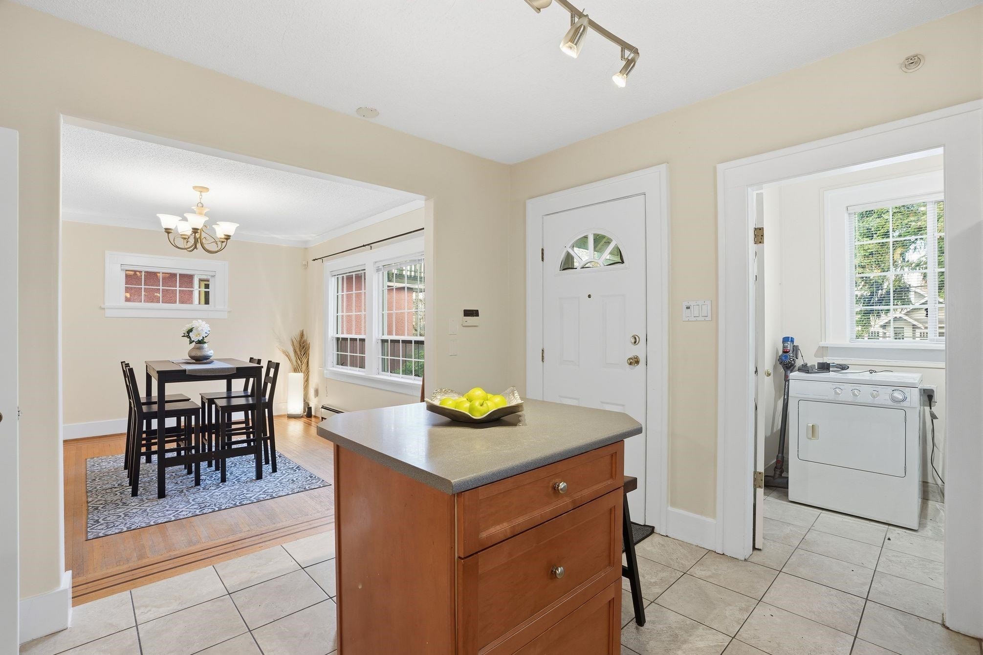 909 18Th Avenue W, Vancouver, BC