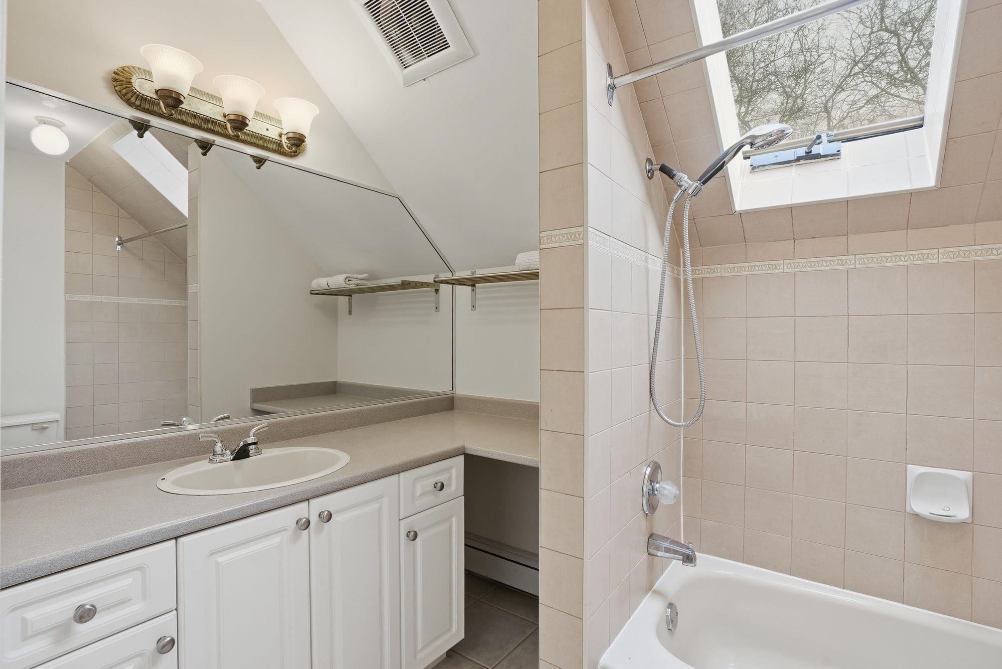 909 18Th Avenue W, Vancouver, BC