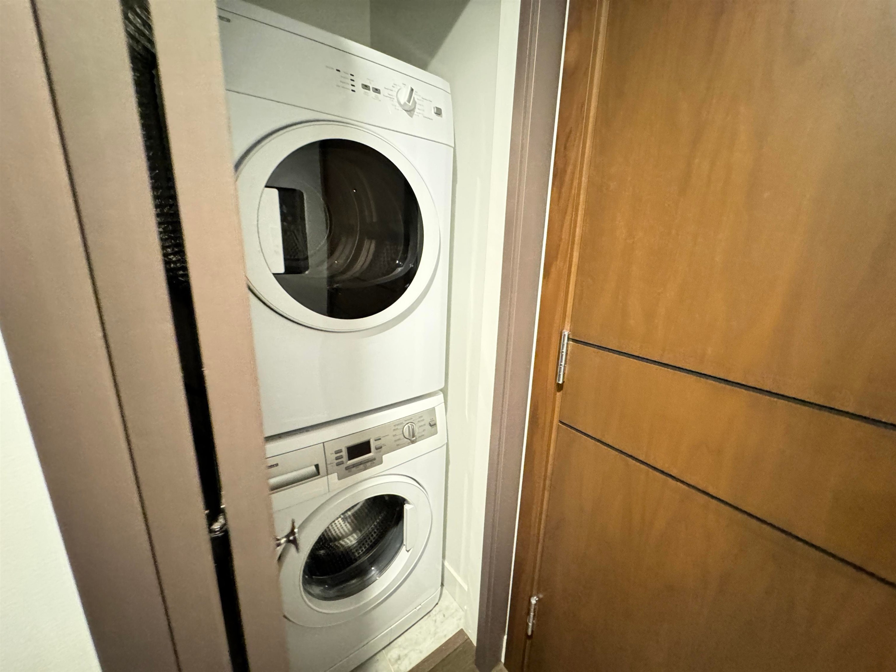 68 Smithe Street, Vancouver, BC