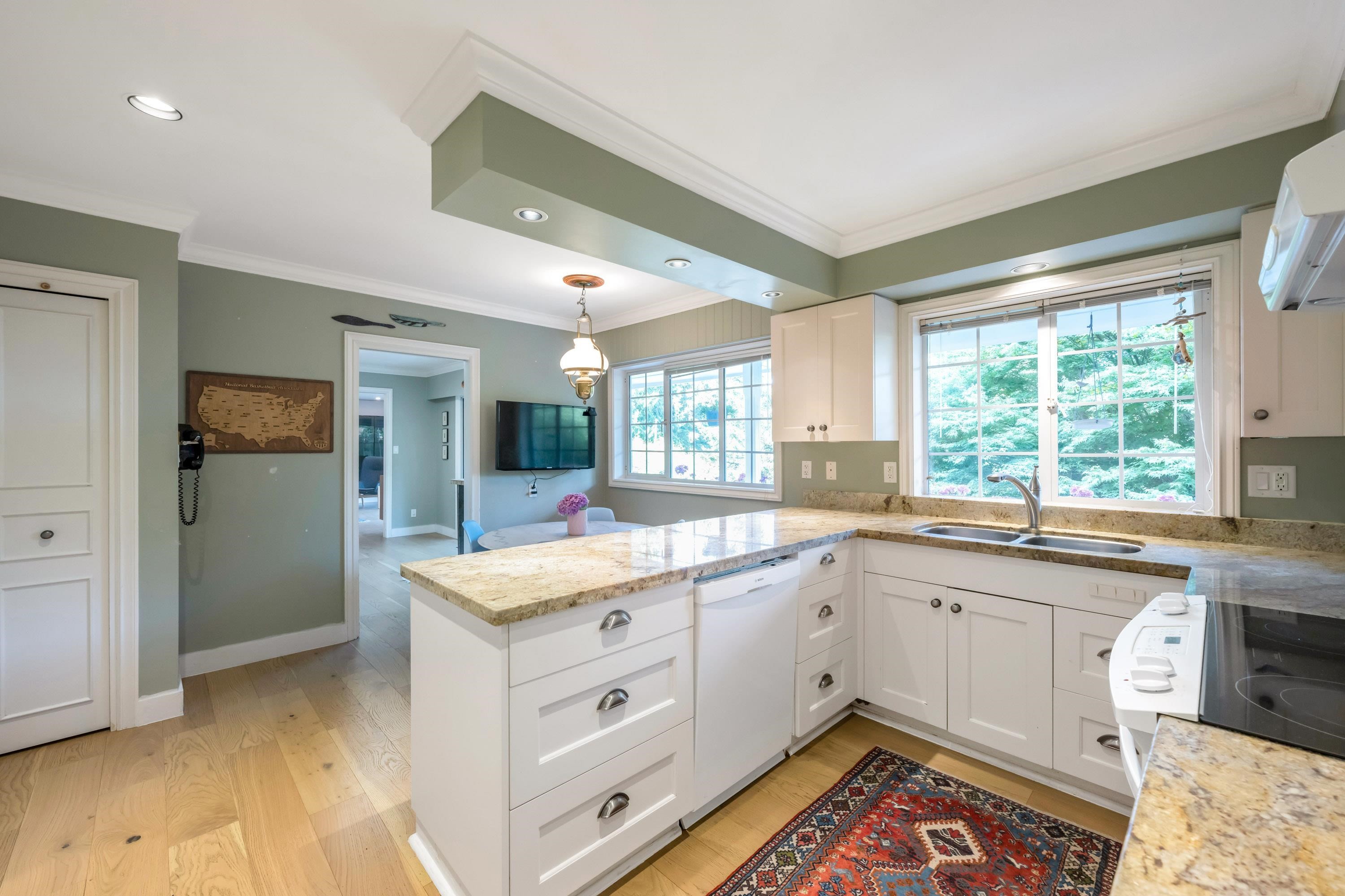 5560 Greenleaf Road, West Vancouver, BC