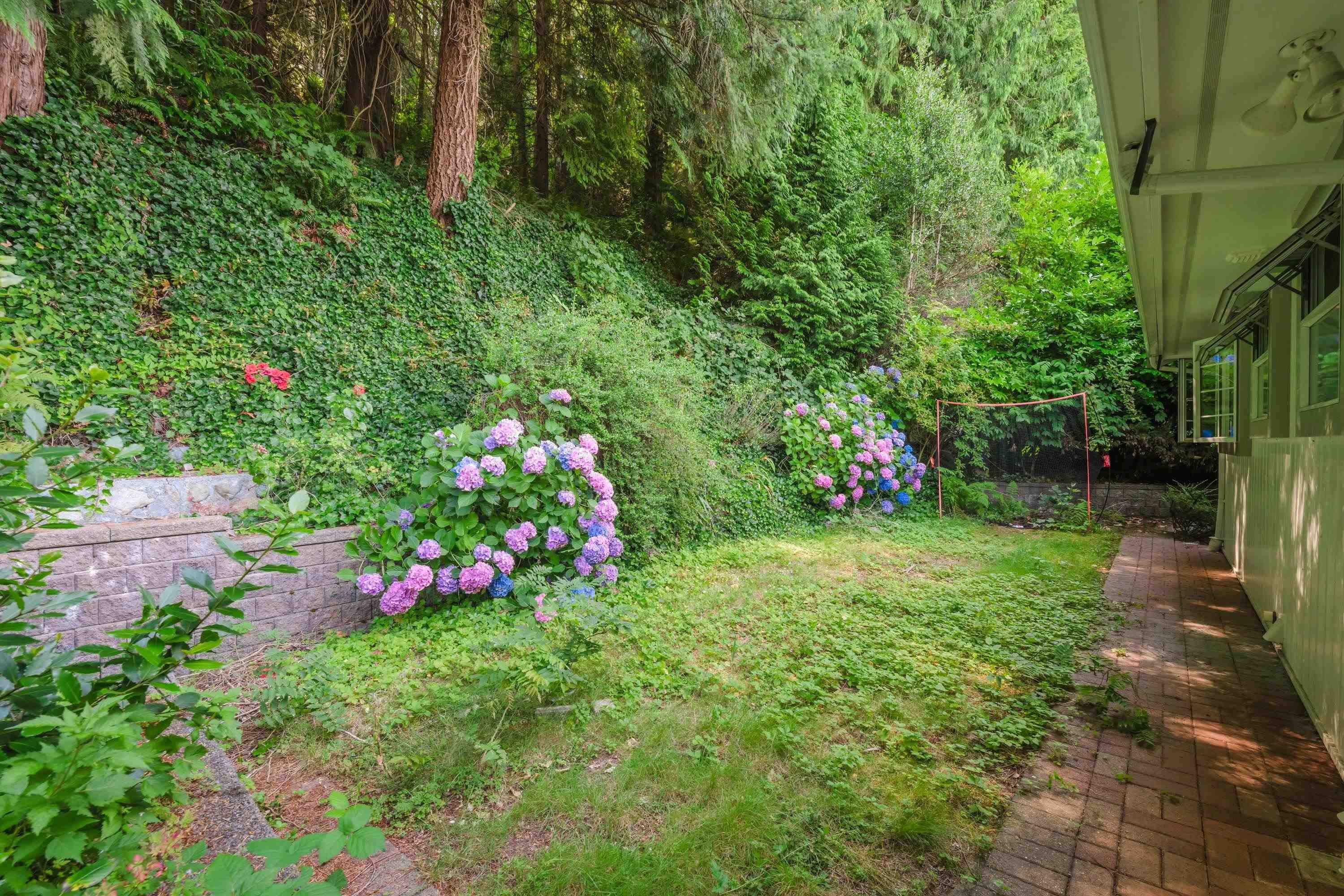 5560 Greenleaf Road, West Vancouver, BC