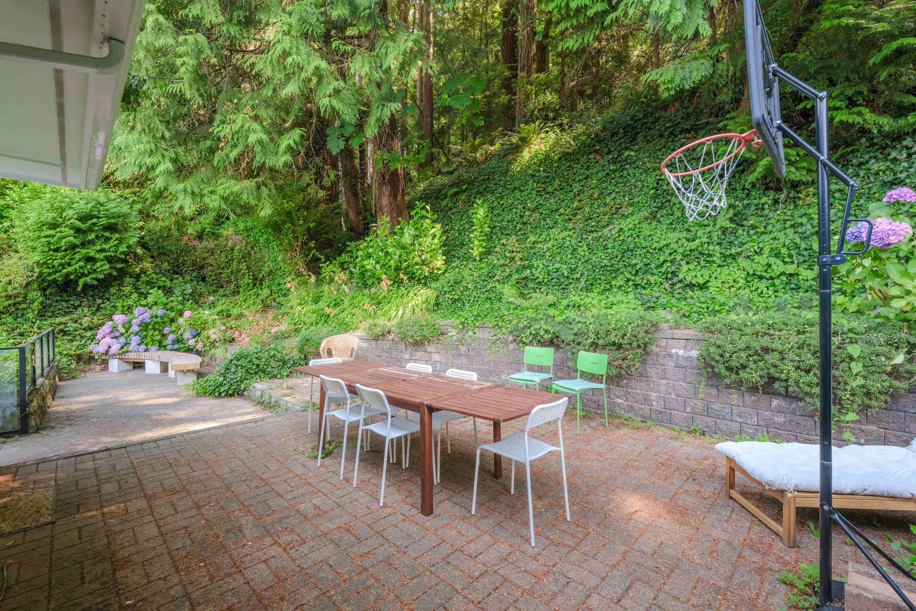 5560 Greenleaf Road, West Vancouver, BC