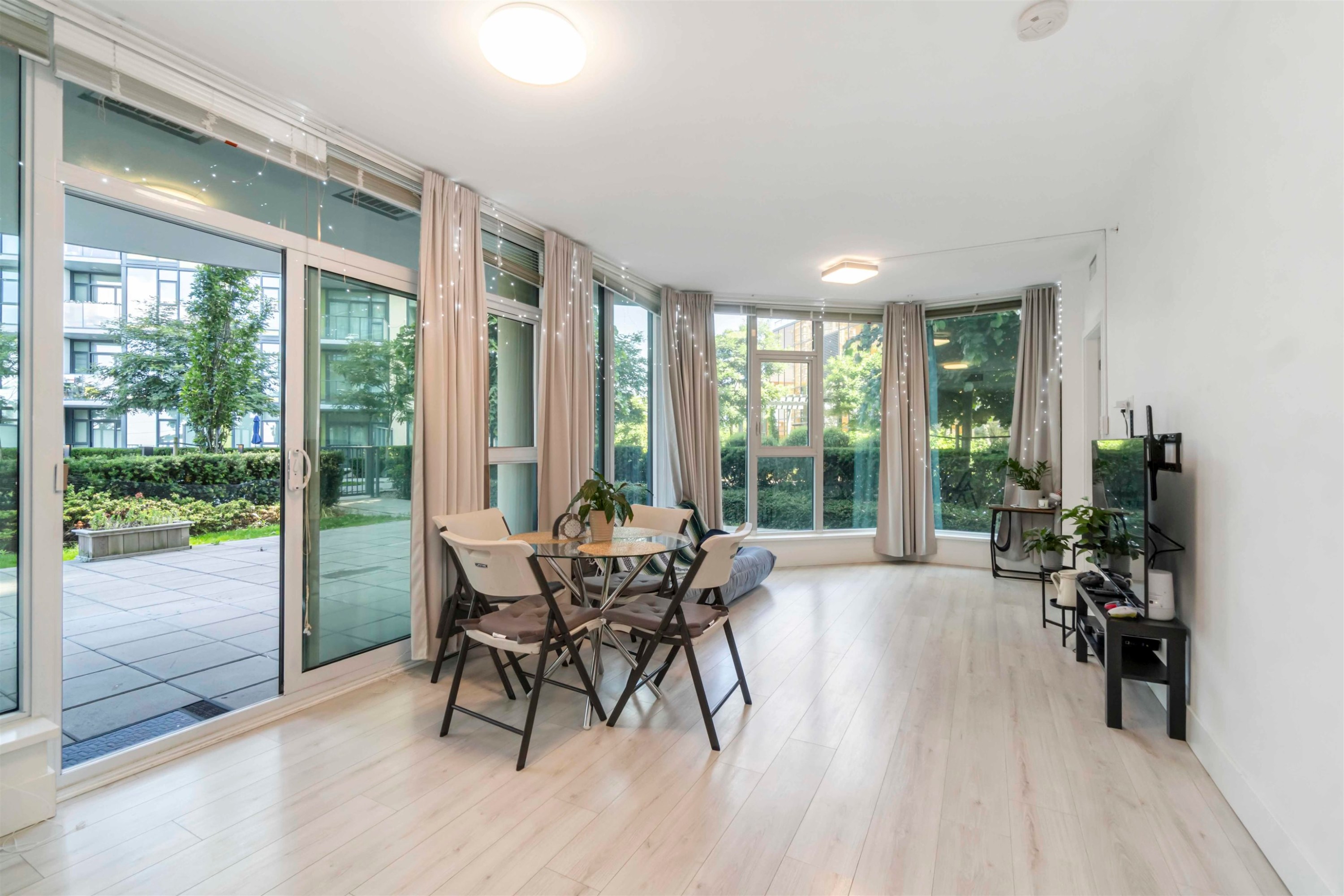 402-7388 Kingsway, Burnaby, BC