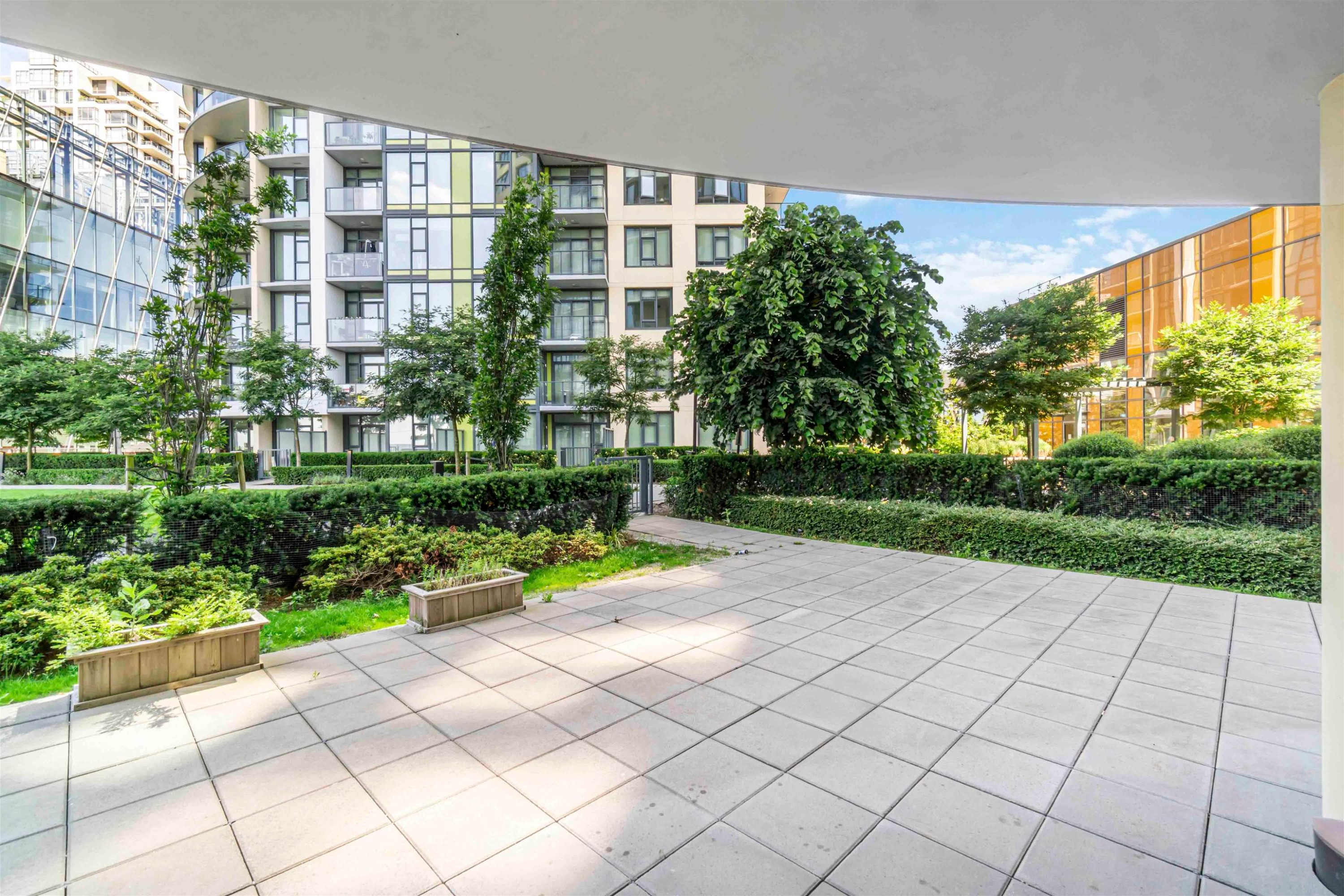 402-7388 Kingsway, Burnaby, BC