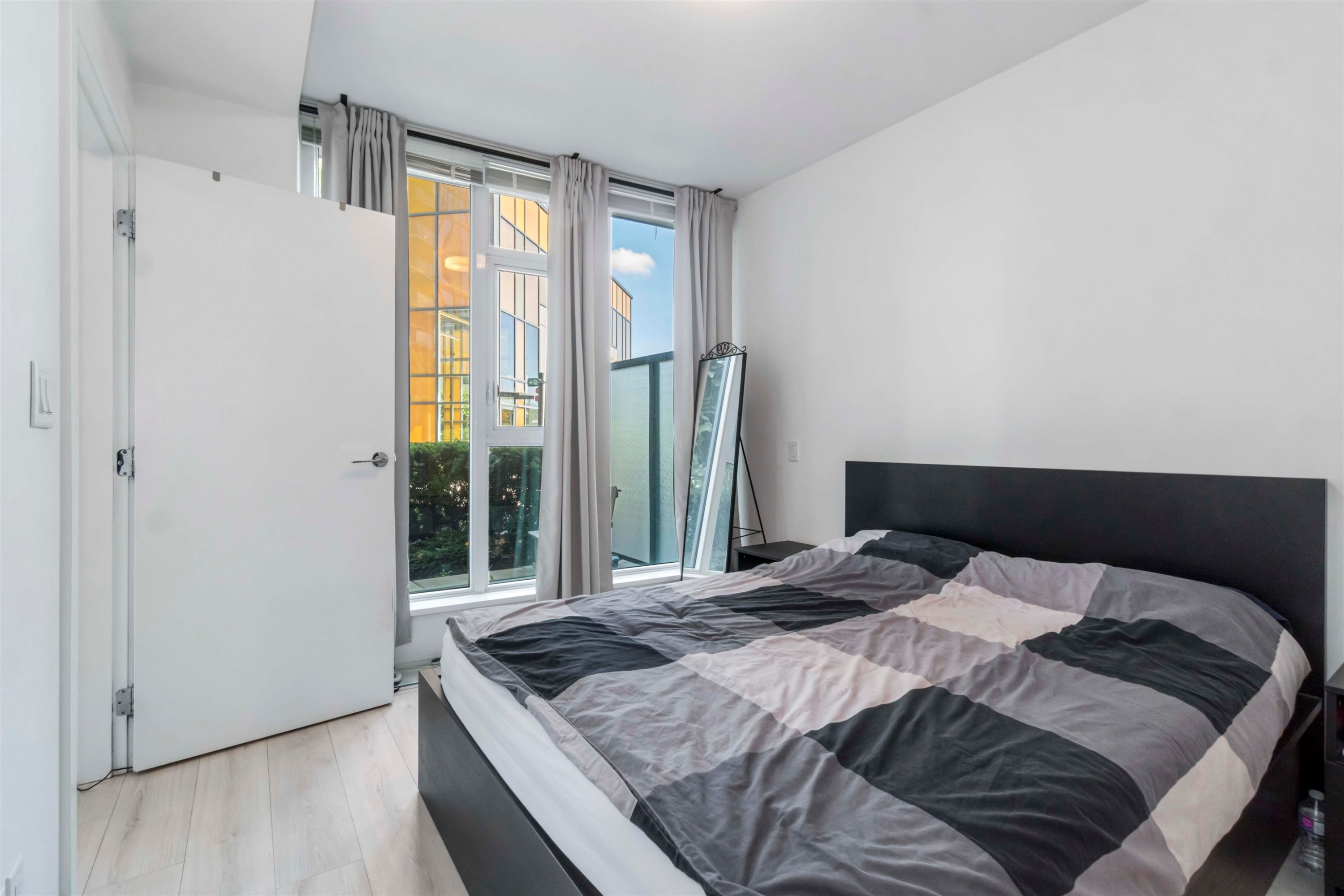 402-7388 Kingsway, Burnaby, BC