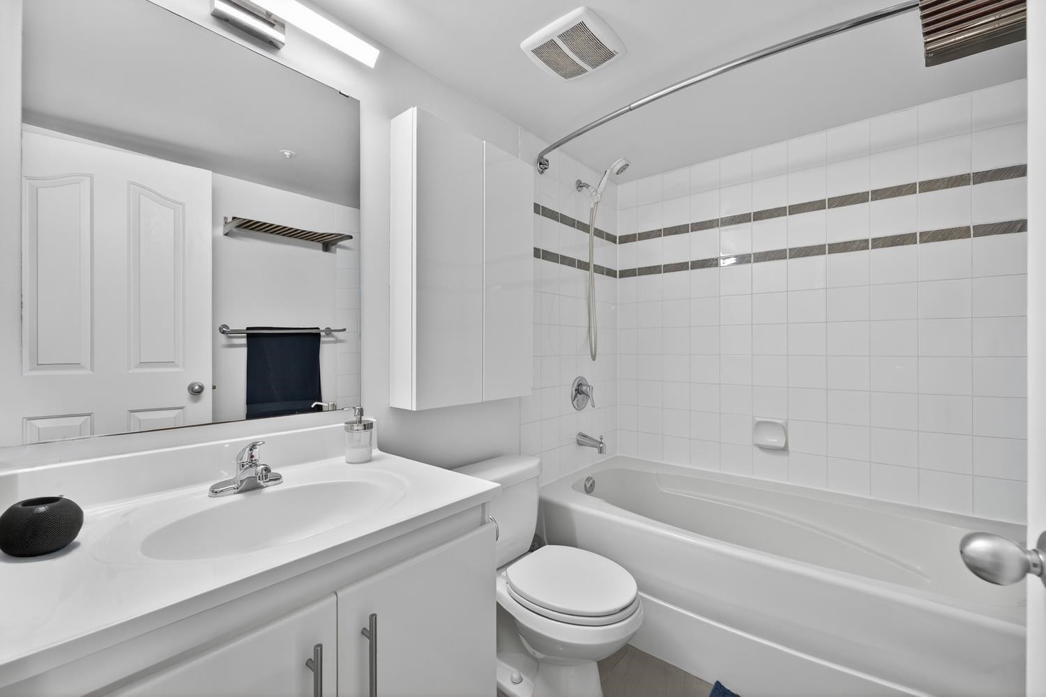 1201-183 Keefer Place, Vancouver, BC