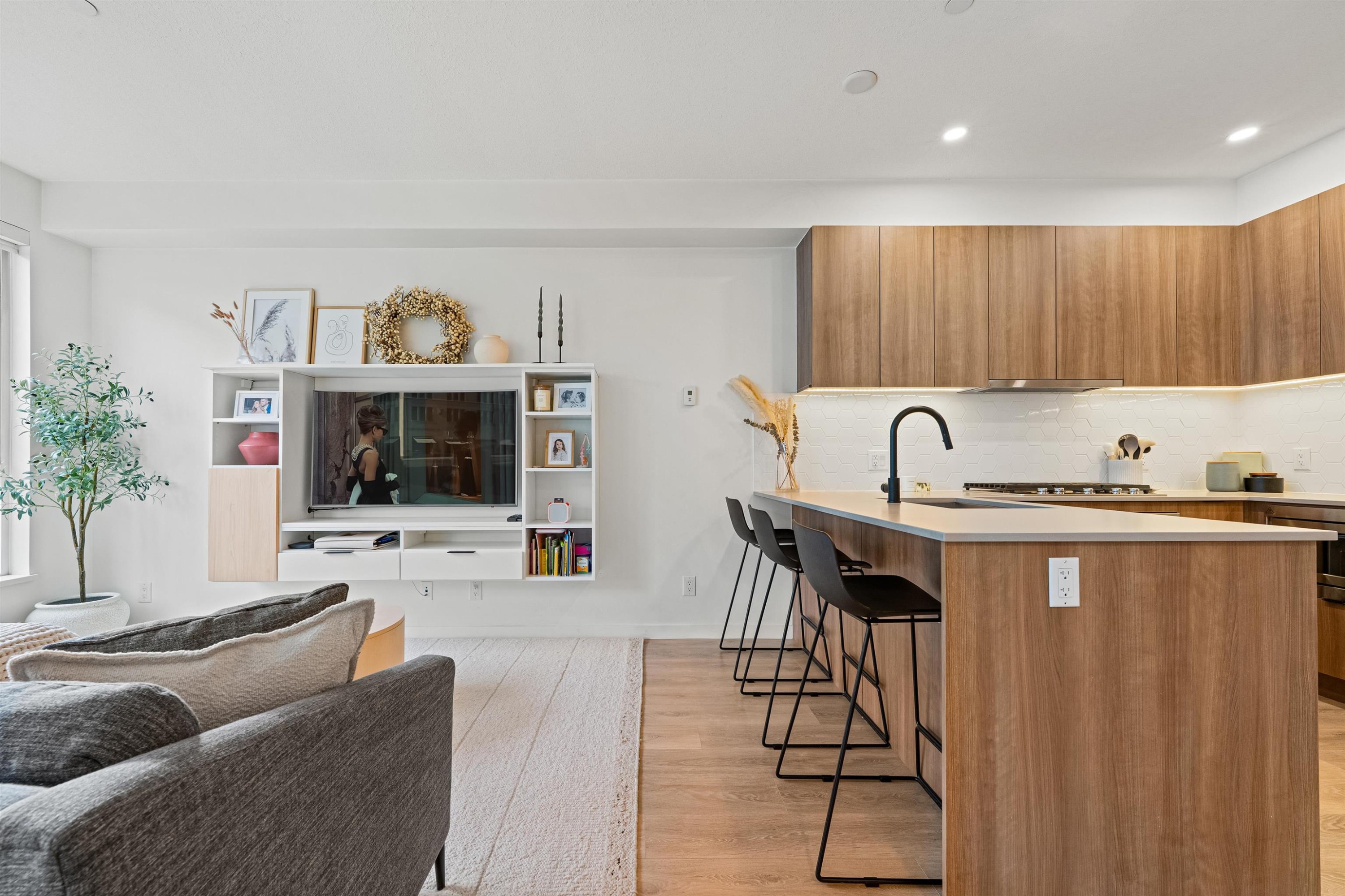 7-533 3Rd Street E, North Vancouver, BC