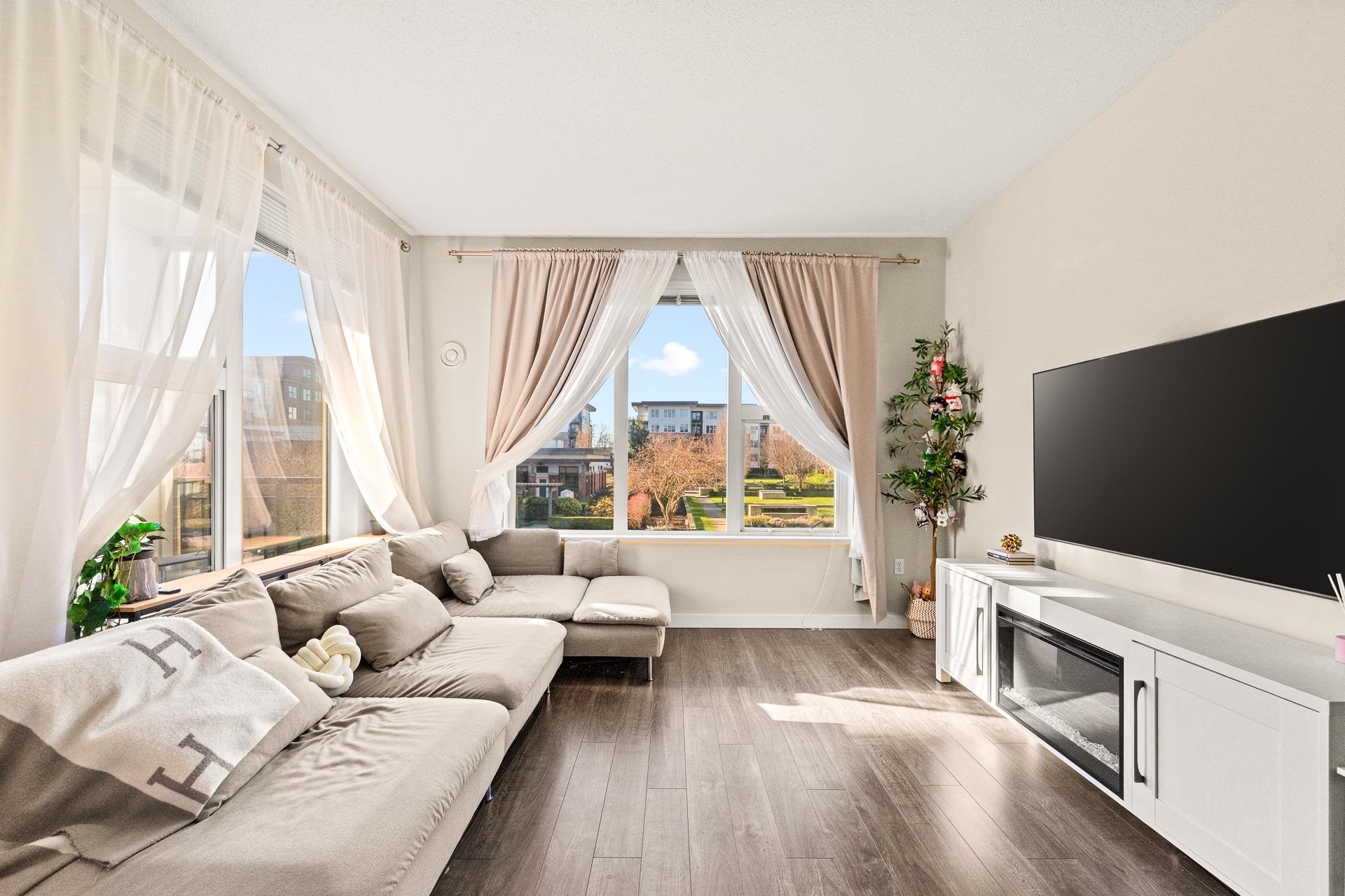 215-9388 Tomicki Avenue, Richmond, BC