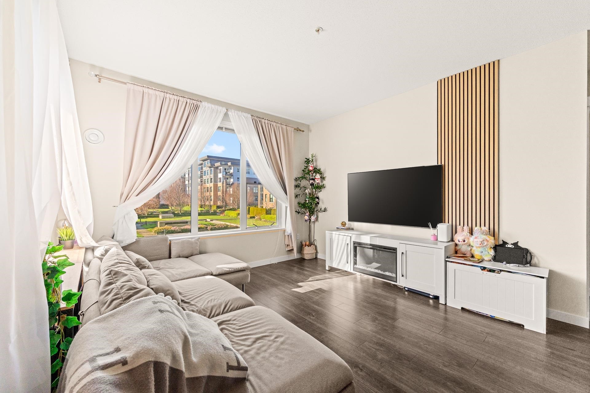 215-9388 Tomicki Avenue, Richmond, BC