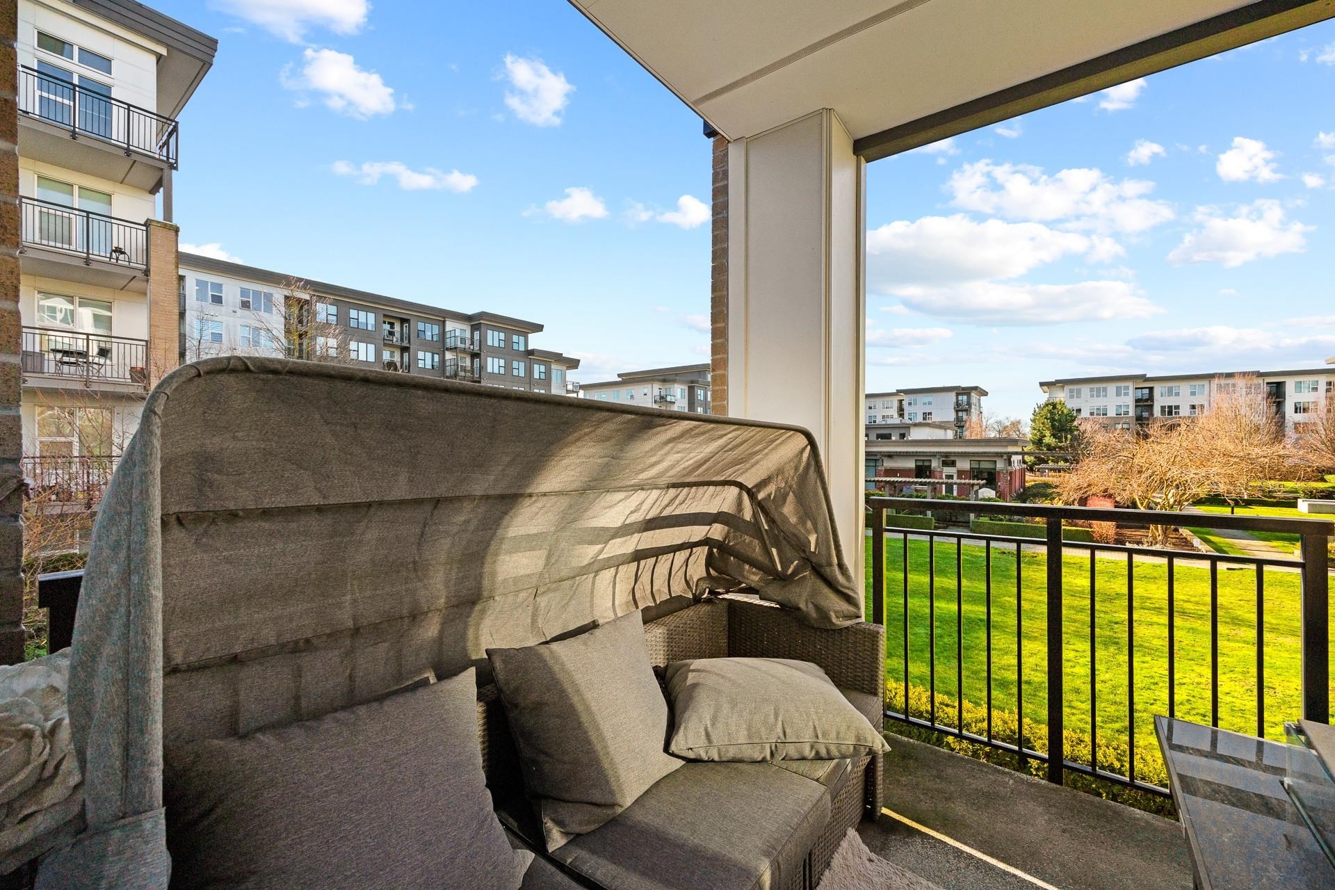 215-9388 Tomicki Avenue, Richmond, BC