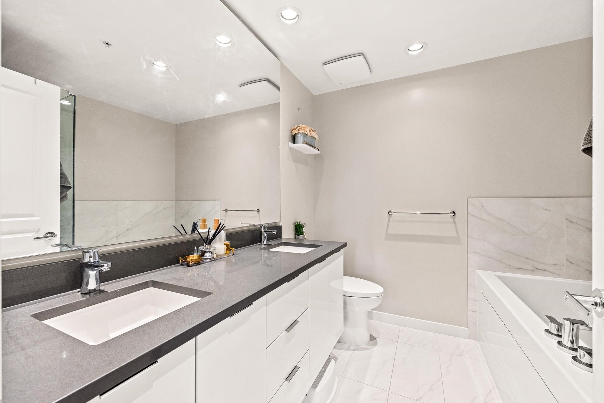 215-9388 Tomicki Avenue, Richmond, BC