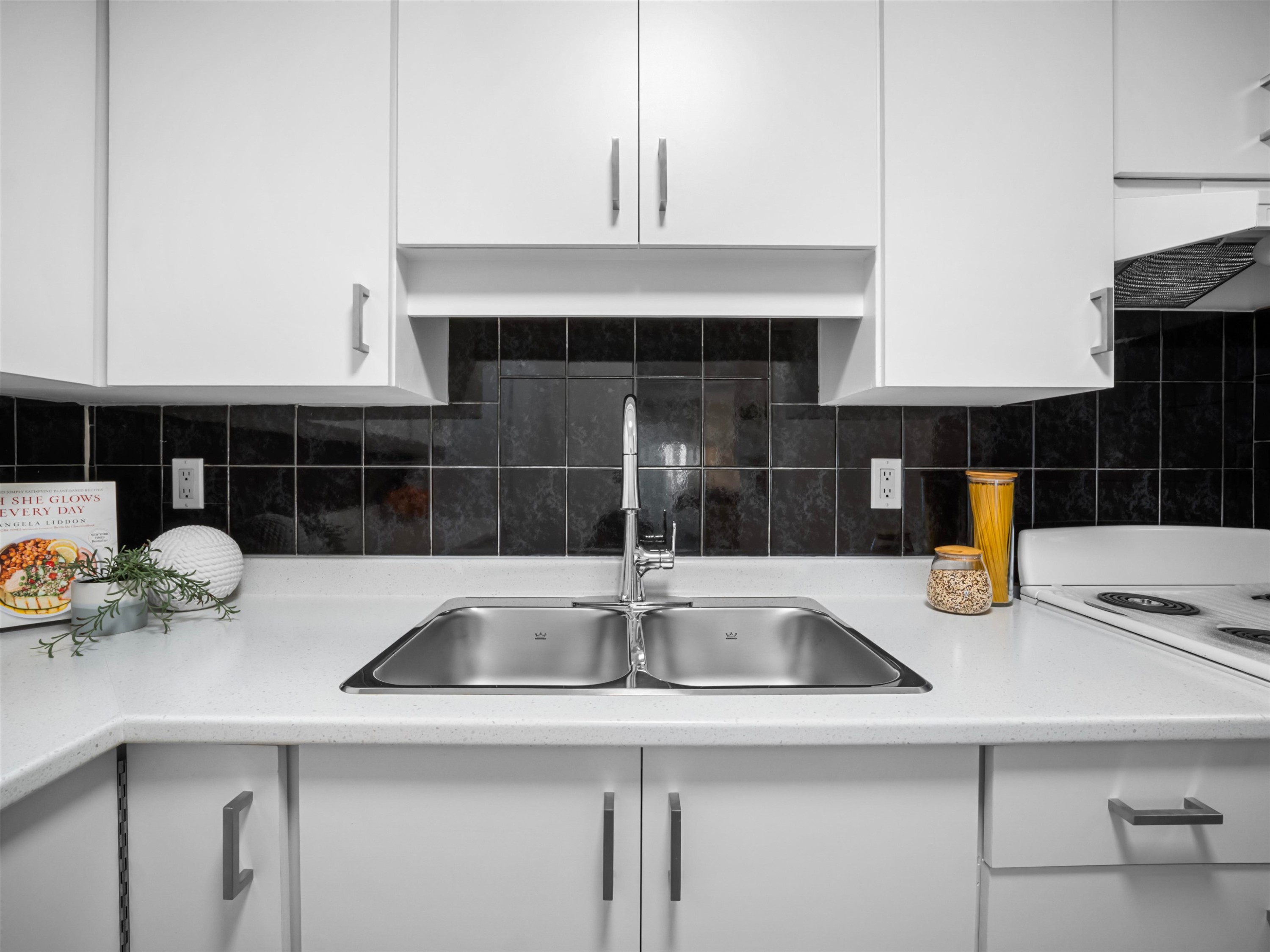 313-975 Broadway E, Vancouver, BC