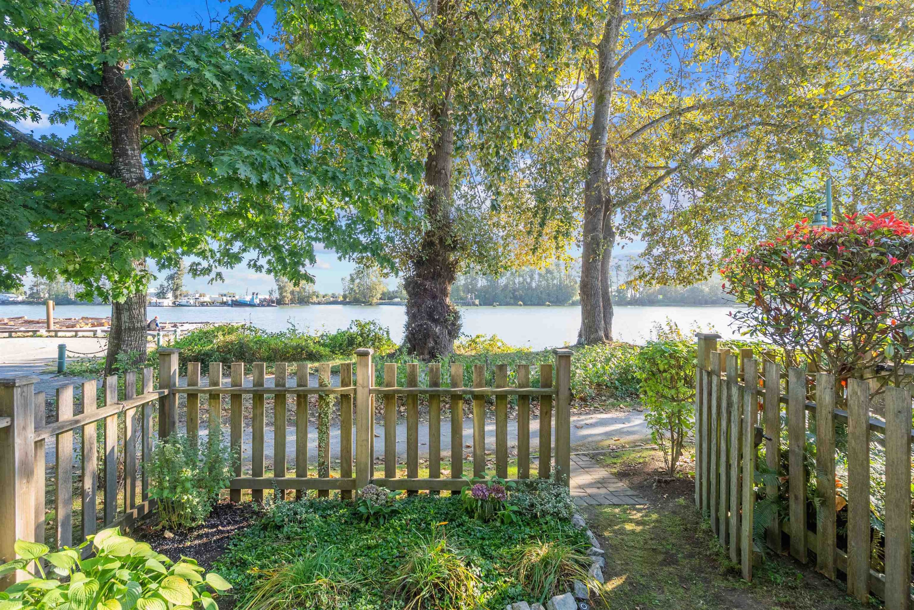 1-8581 Jellicoe Street, Vancouver, BC