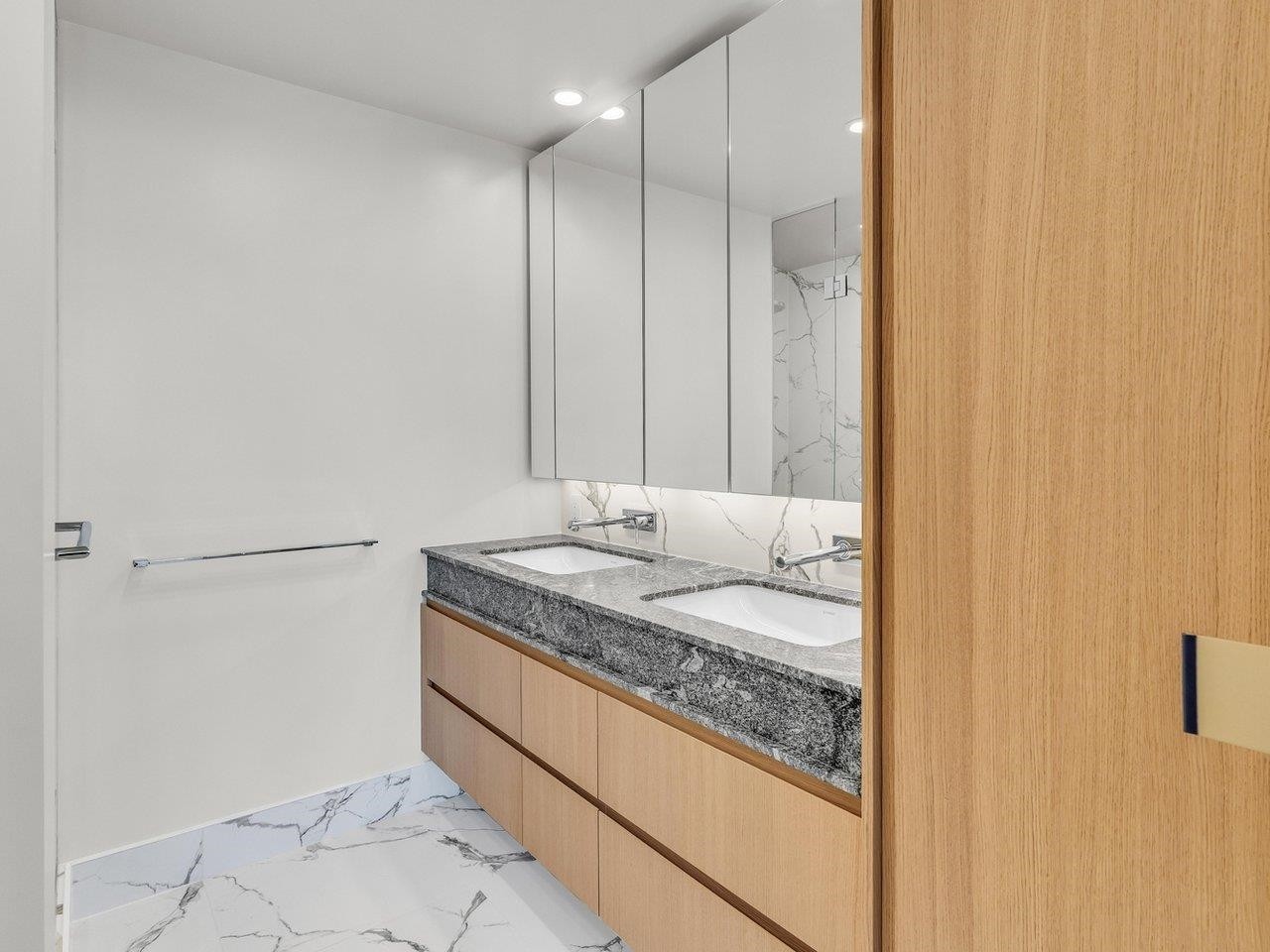 307-3668 10Th Avenue W, Vancouver, BC