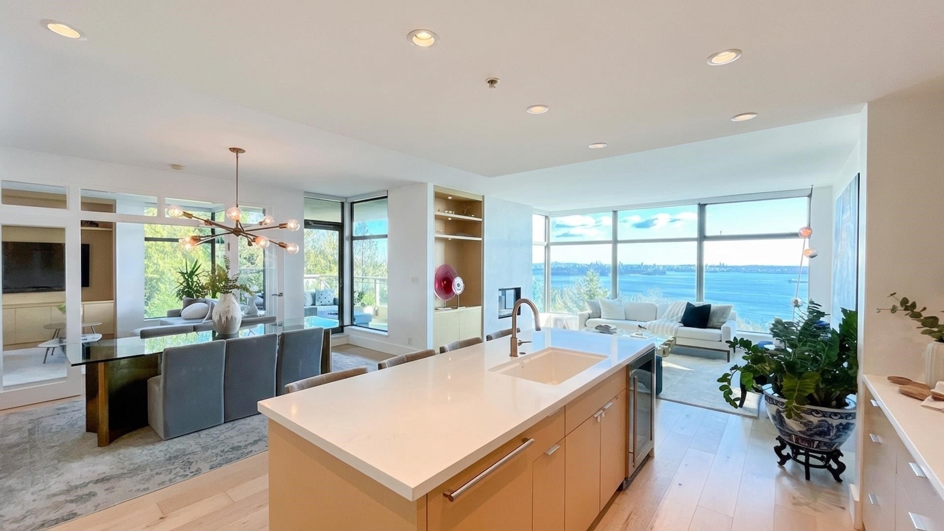 801-3315 Cypress Place, West Vancouver, BC