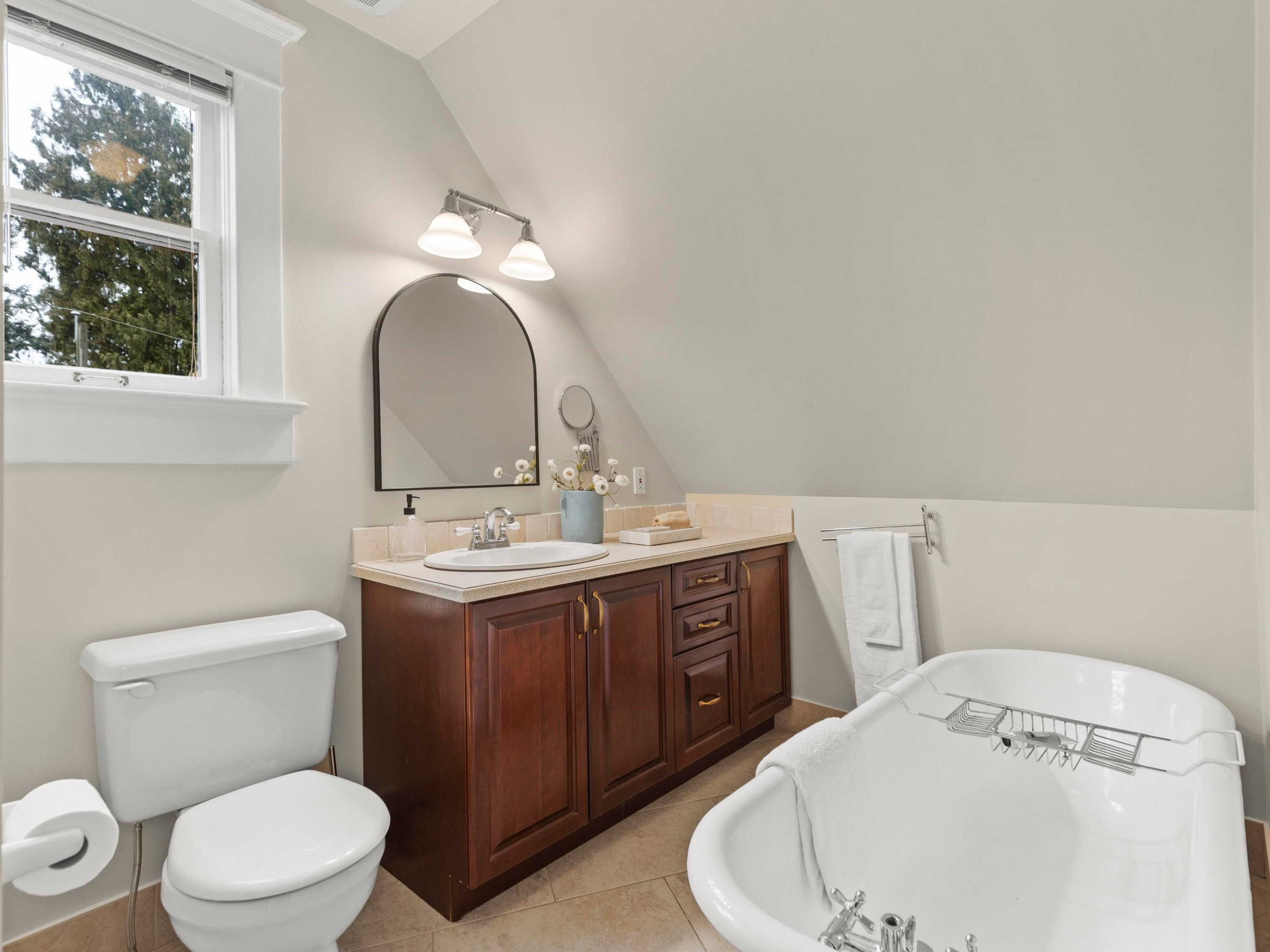 829 14Th Avenue E, Vancouver, BC