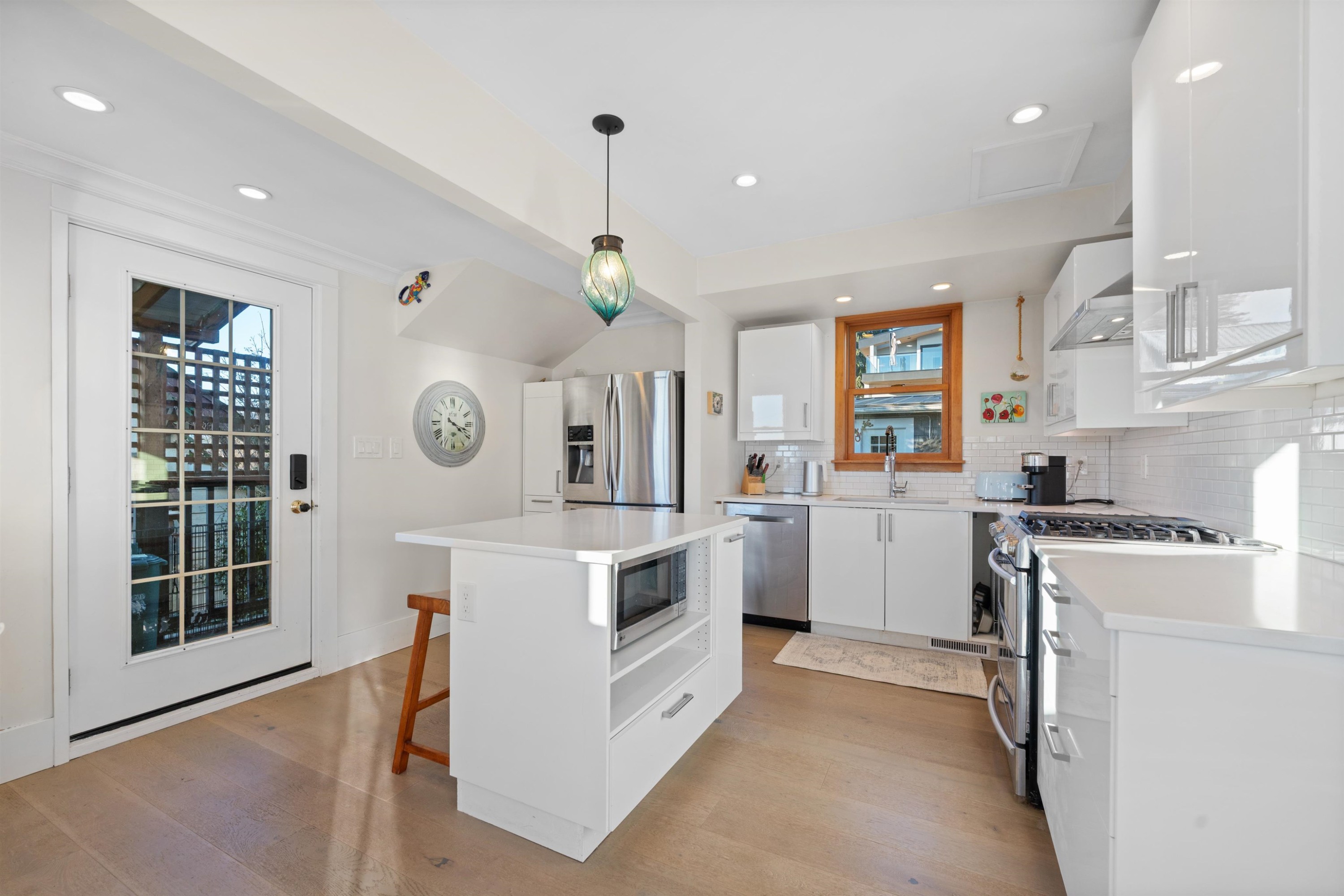 1073 Clyde Avenue, West Vancouver, BC