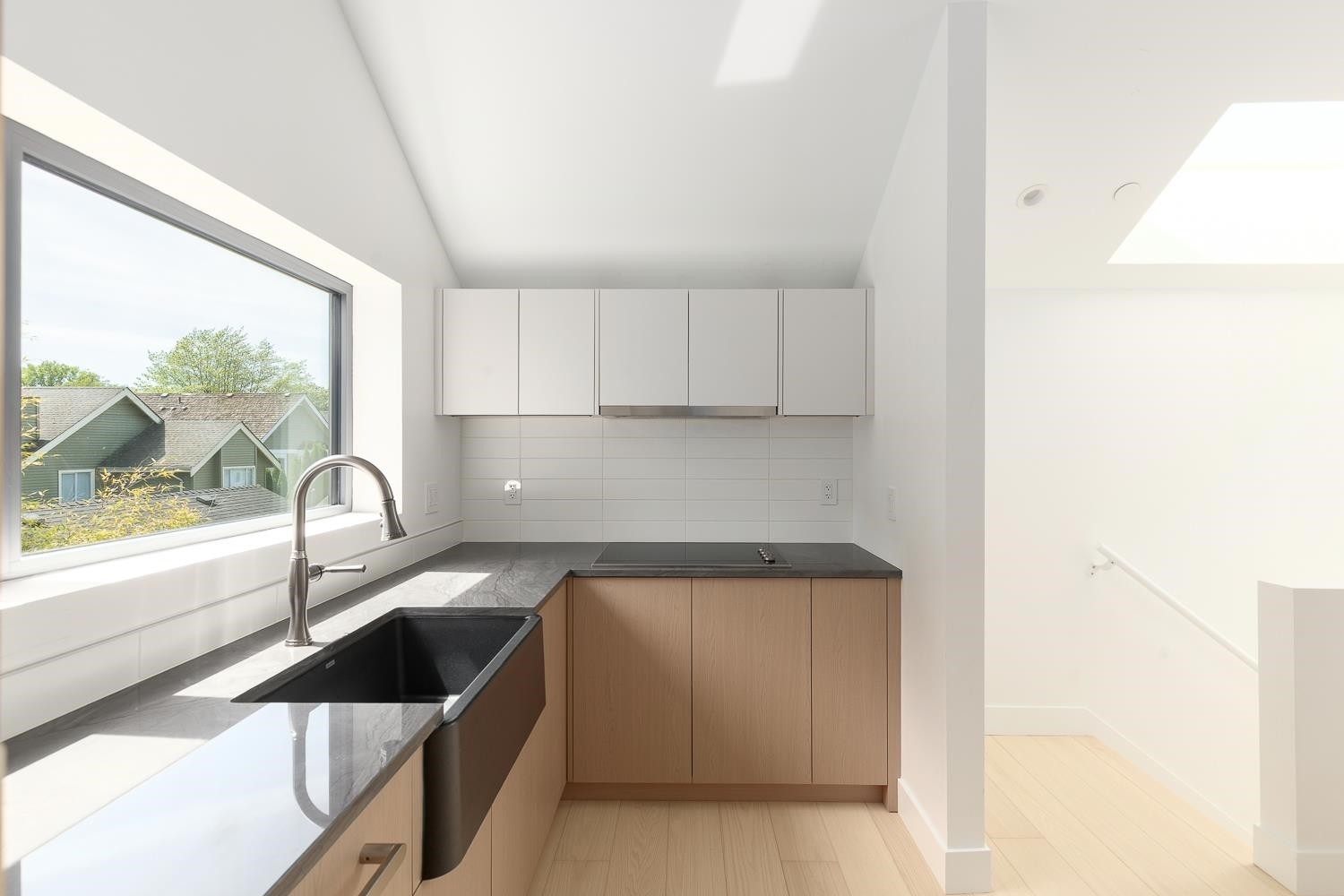 22 14Th Avenue W, Vancouver, BC