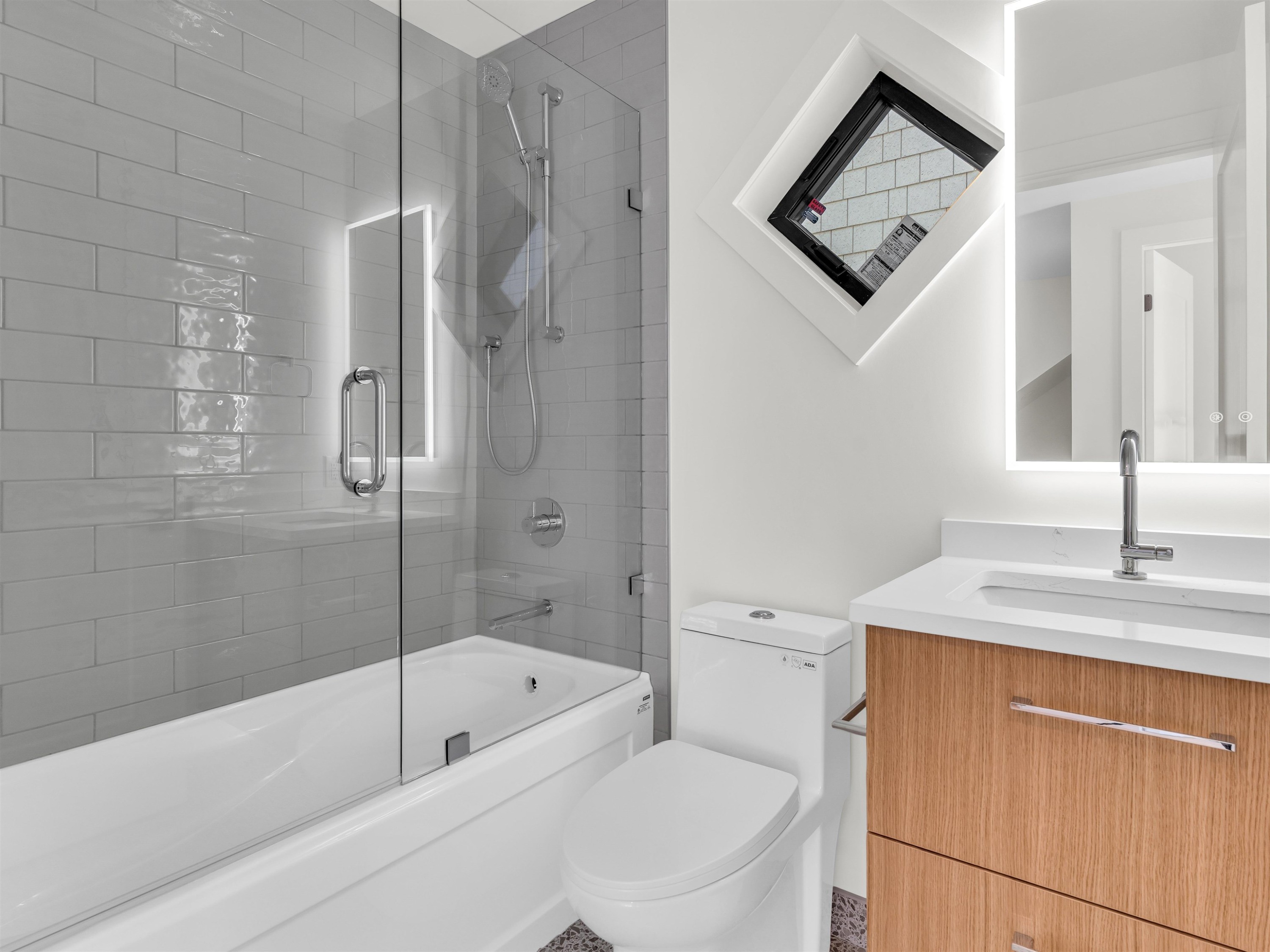 2566 2Nd Avenue W, Vancouver, BC