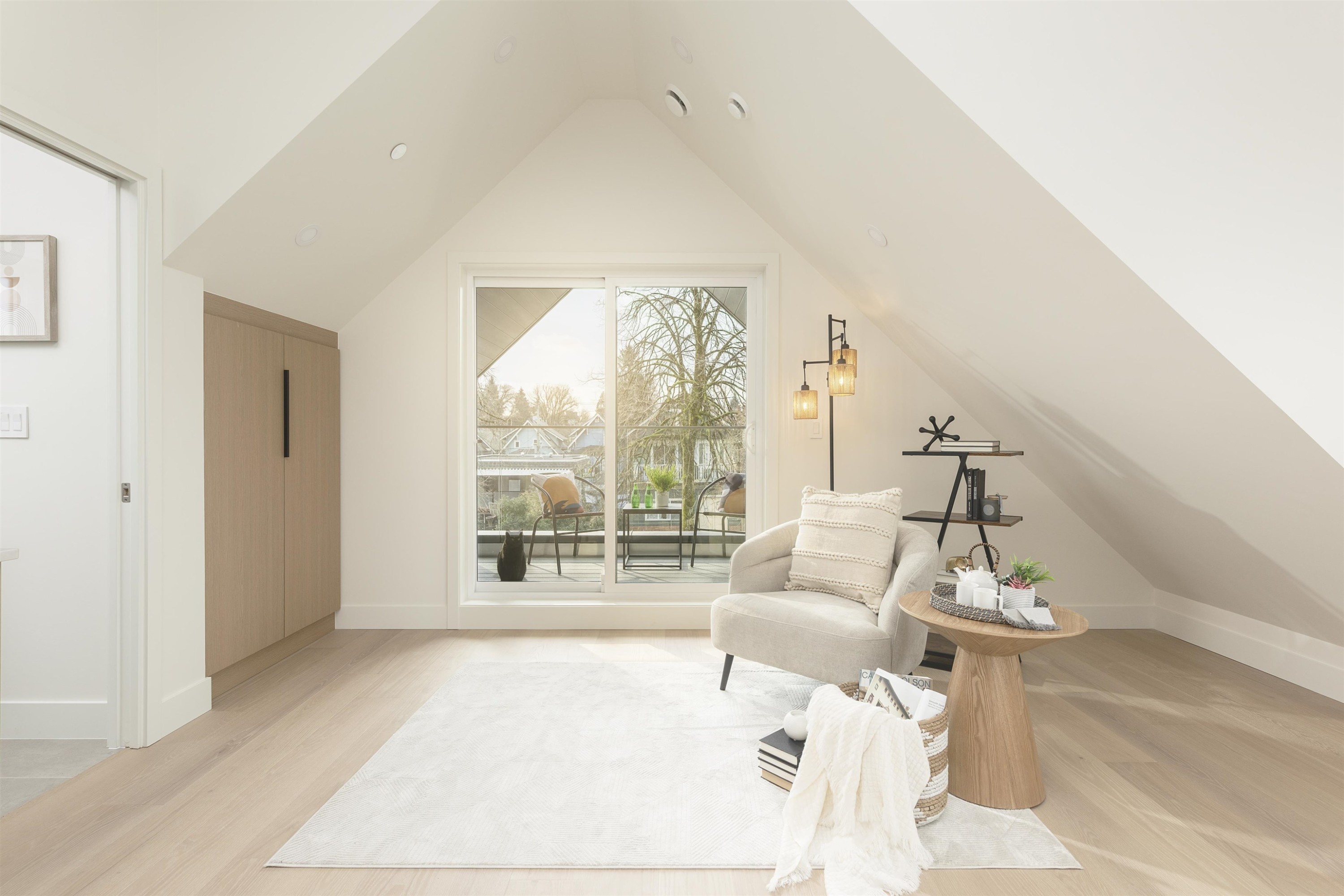 1-735 10Th Avenue E, Vancouver, BC