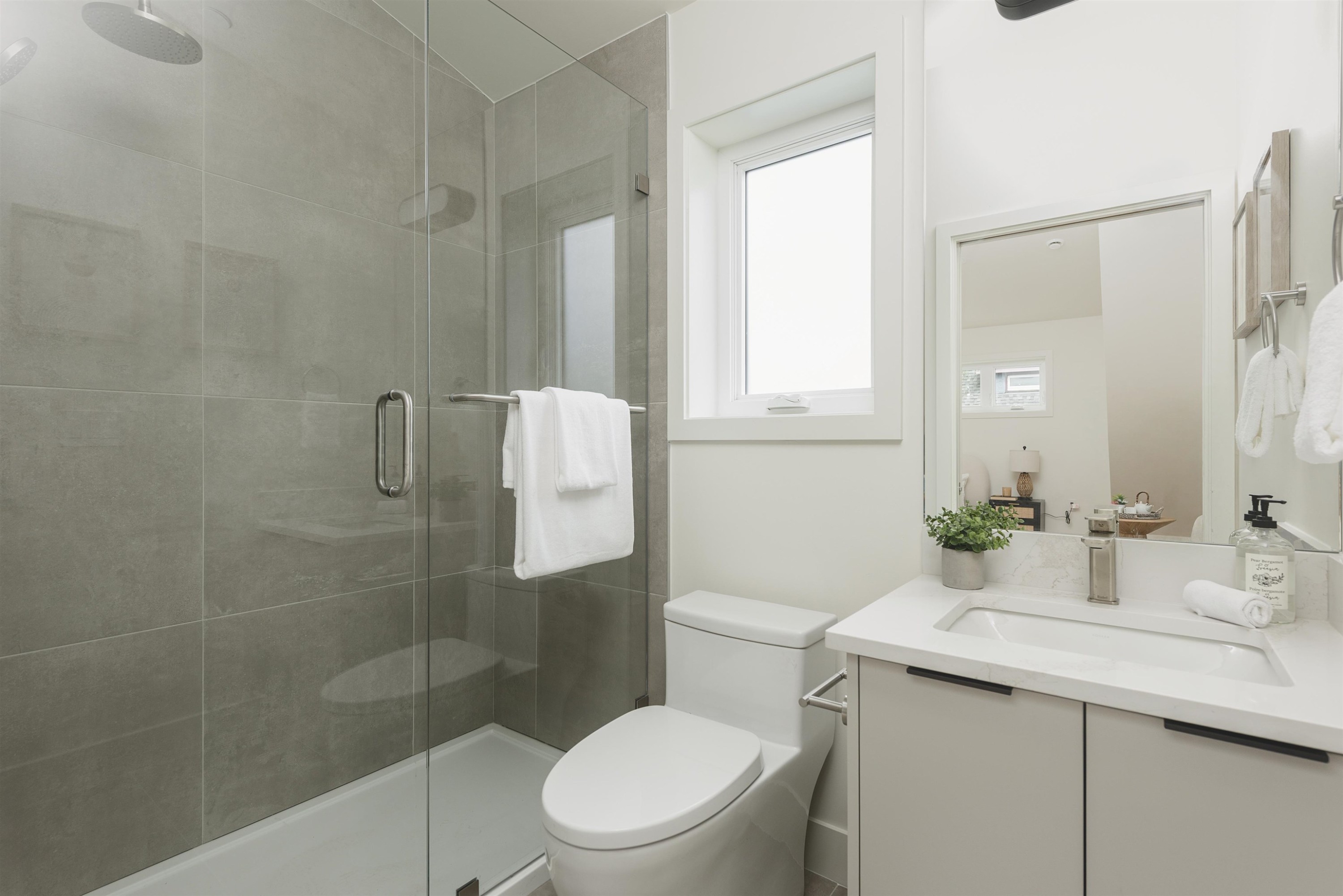 1-735 10Th Avenue E, Vancouver, BC