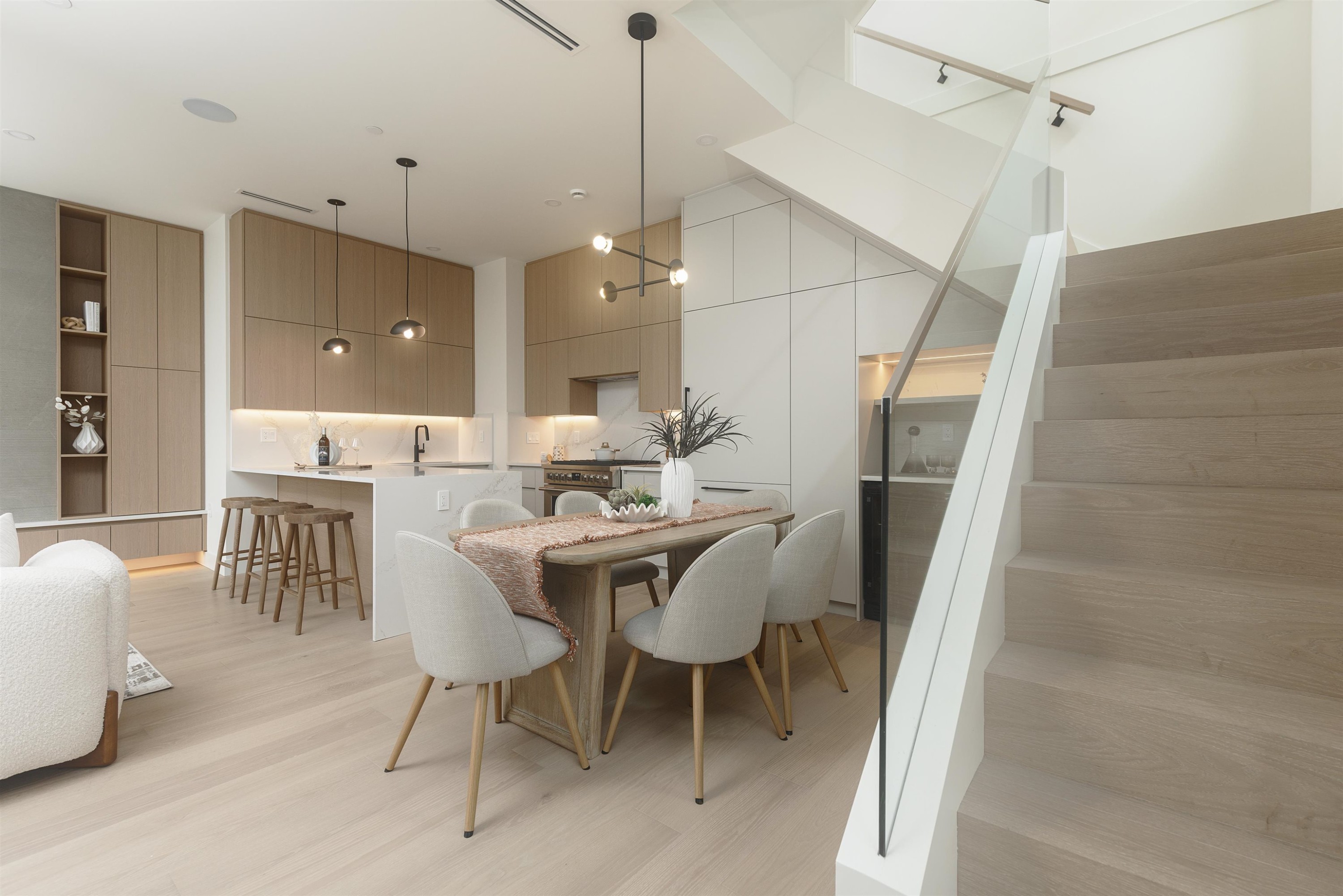 1-735 10Th Avenue E, Vancouver, BC