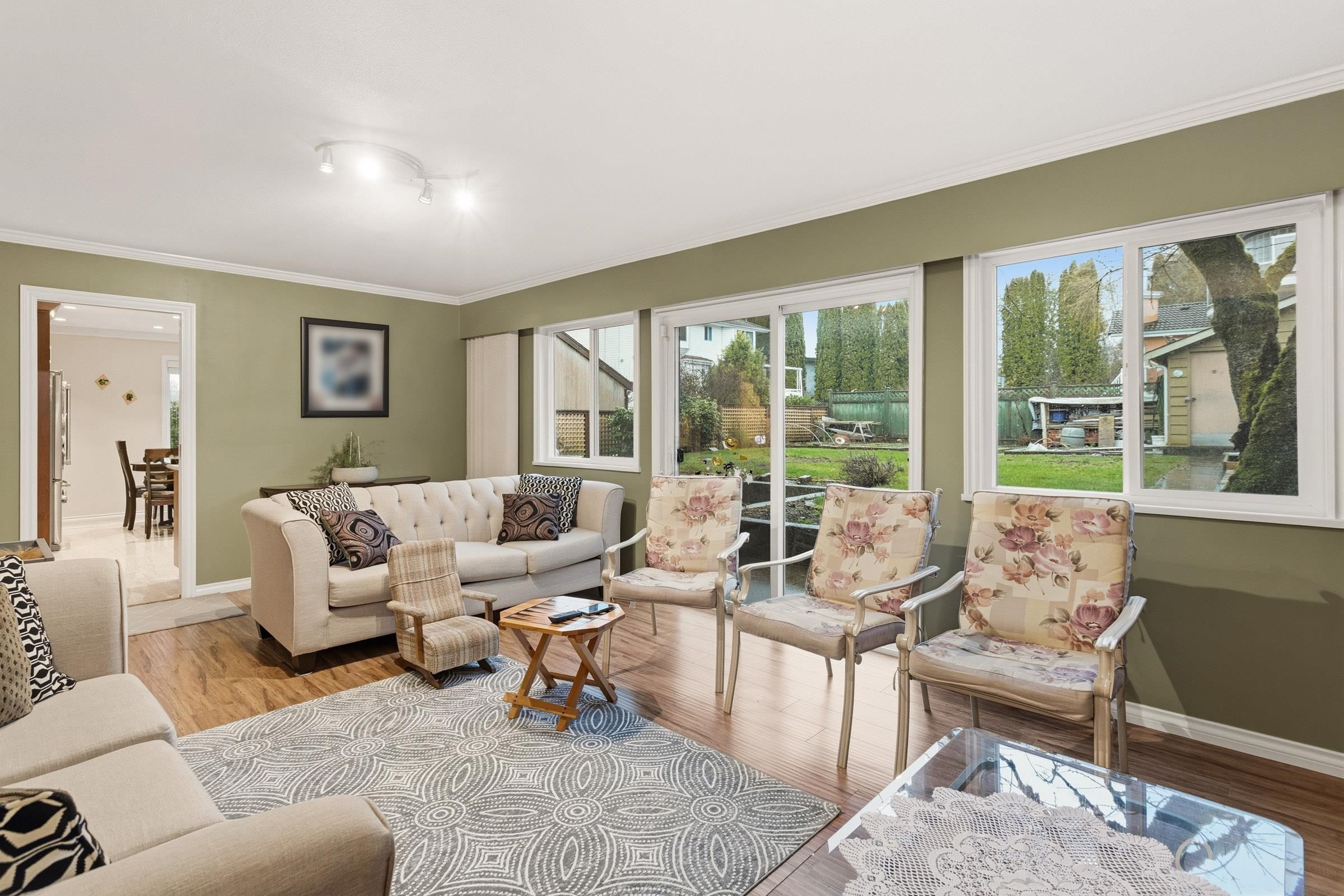 4729 Canada Way, Burnaby, BC - Indoor Photo Showing Living Room