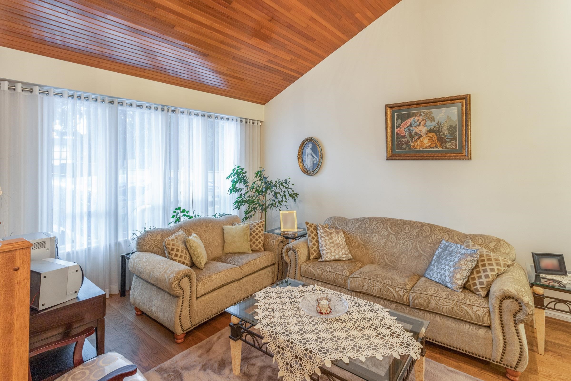 4729 Canada Way, Burnaby, BC - Indoor Photo Showing Living Room