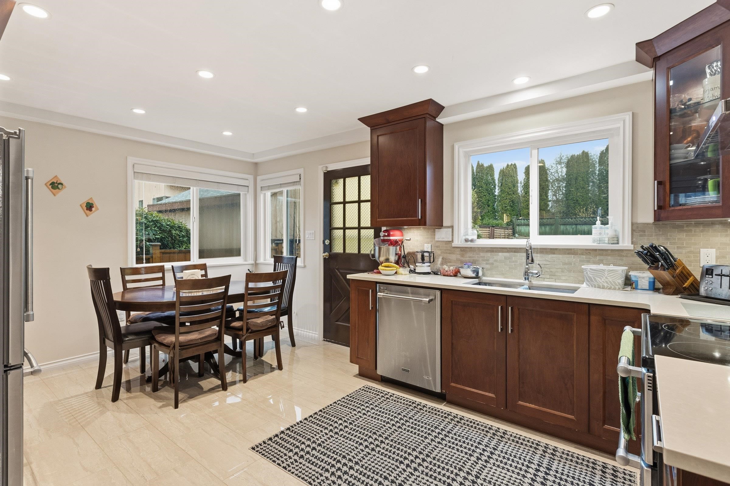 4729 Canada Way, Burnaby, BC - Indoor