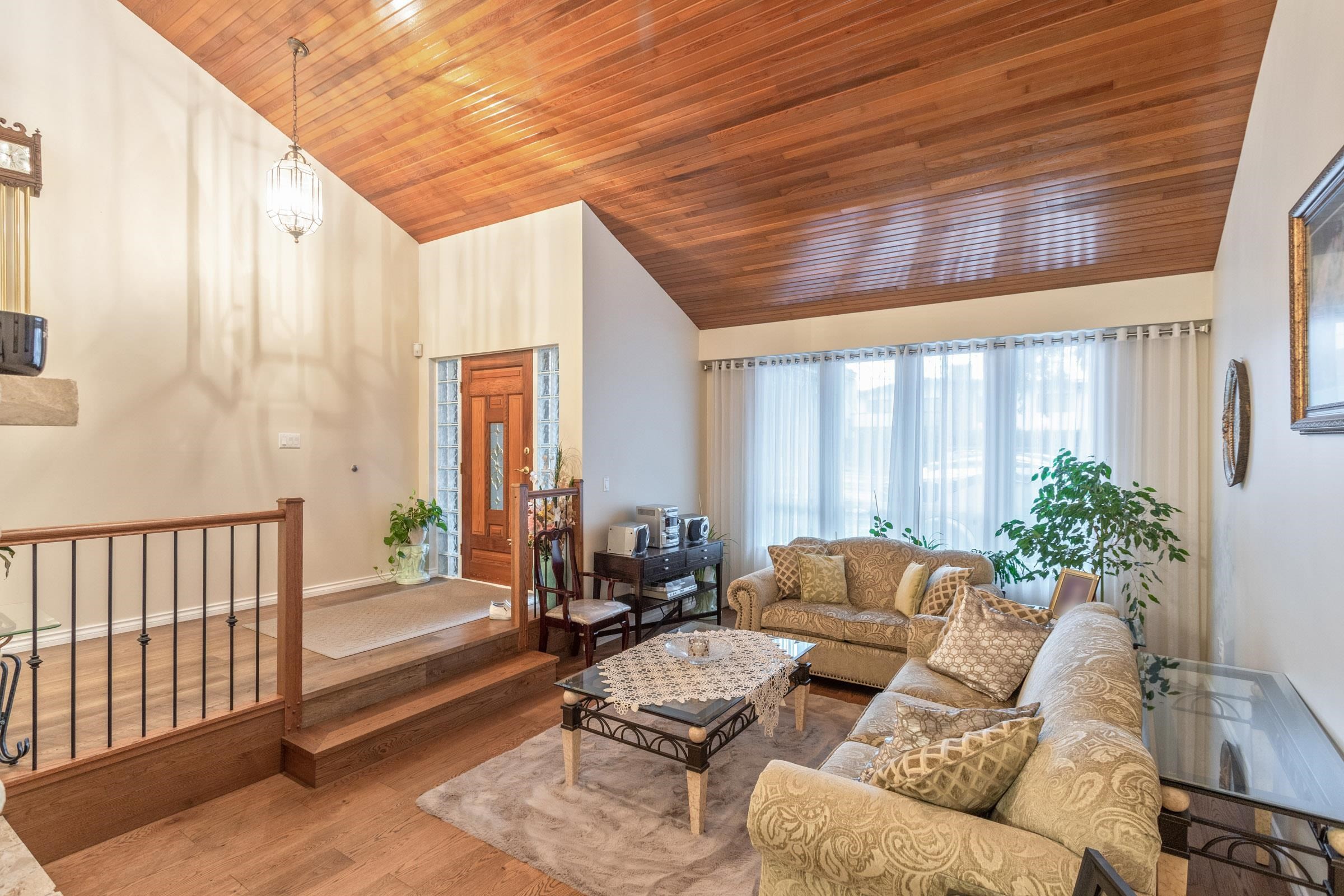 4729 Canada Way, Burnaby, BC - Indoor Photo Showing Living Room