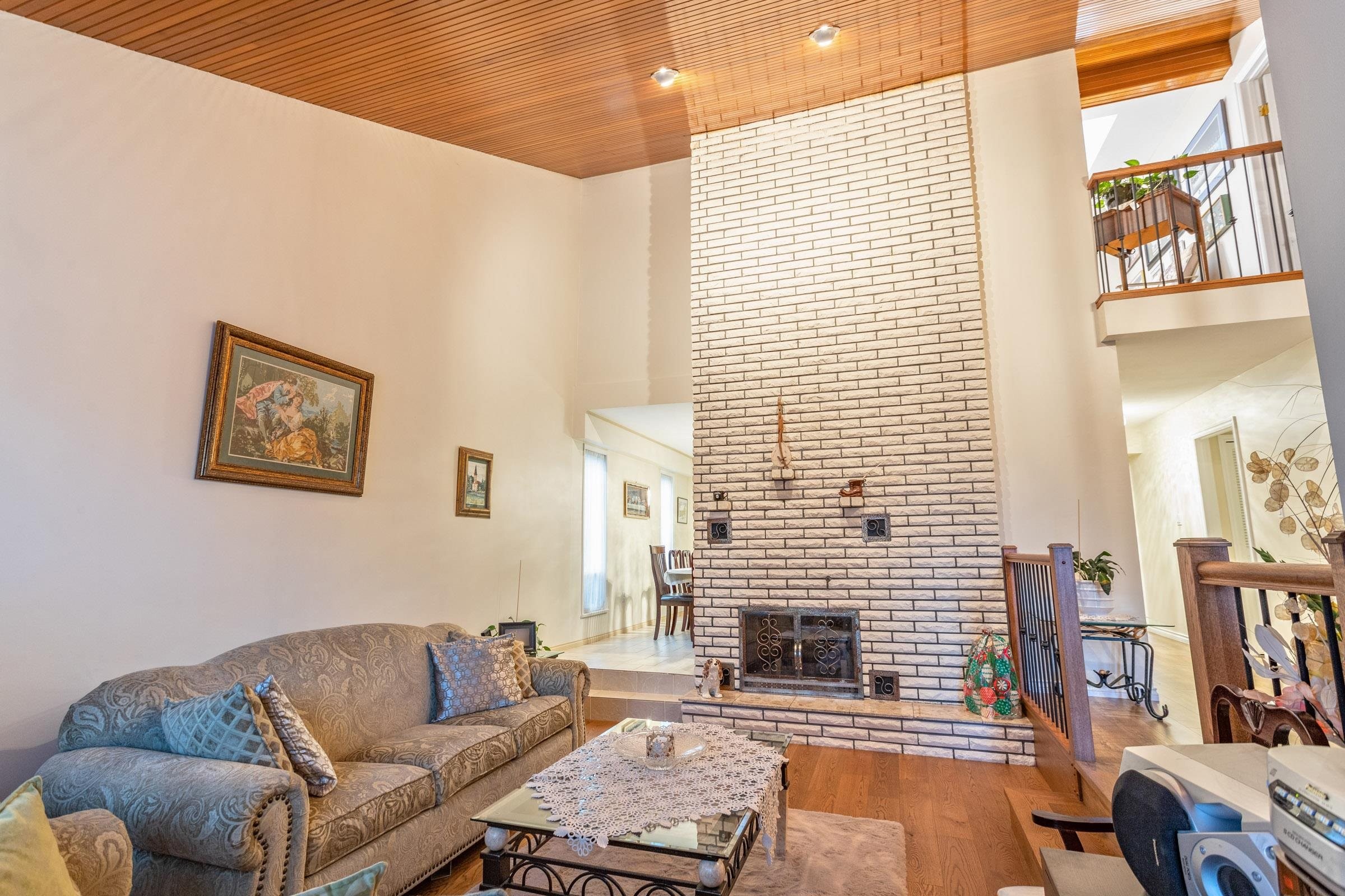 4729 Canada Way, Burnaby, BC - Indoor Photo Showing Living Room With Fireplace