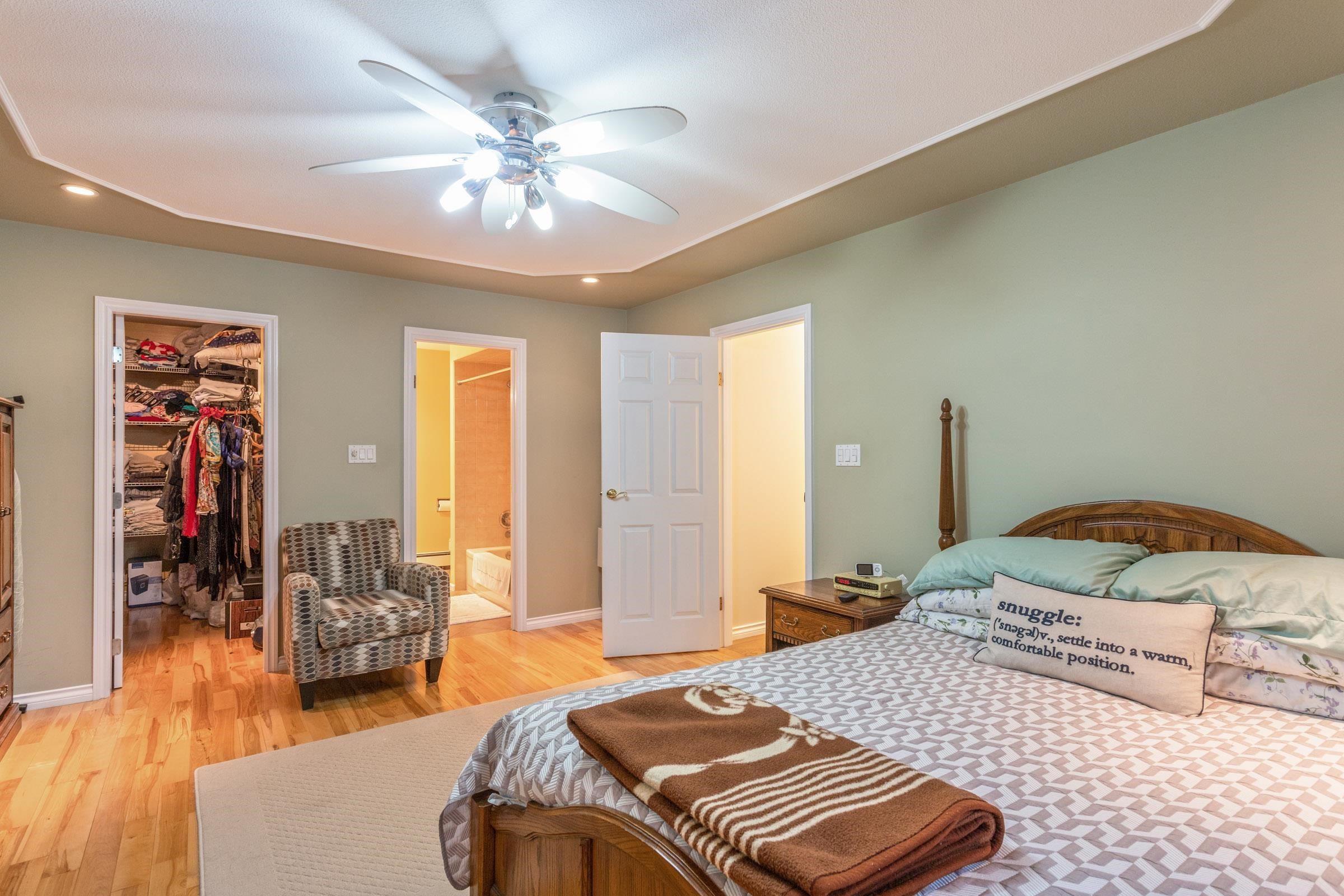 4729 Canada Way, Burnaby, BC - Indoor Photo Showing Bedroom