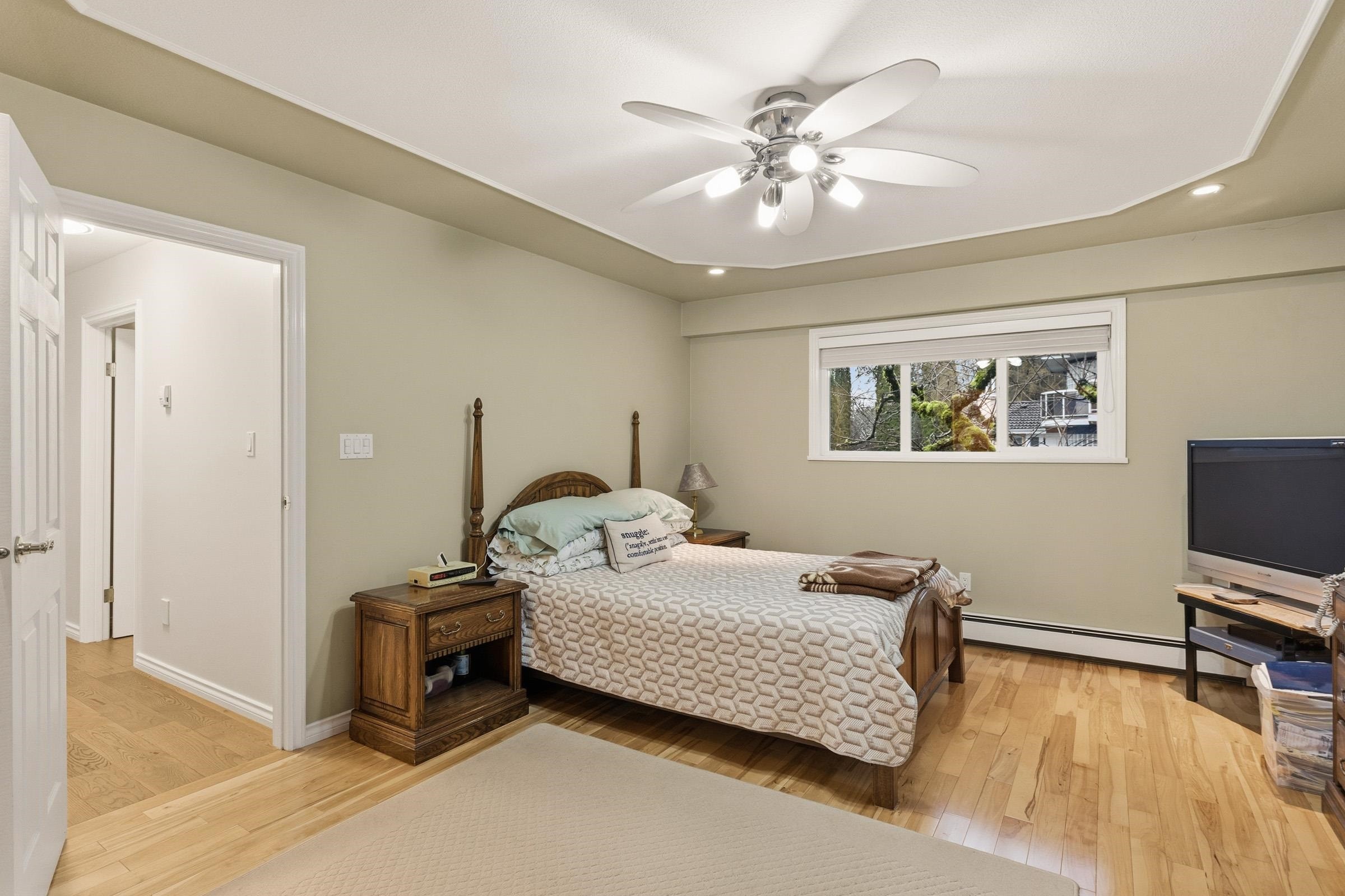 4729 Canada Way, Burnaby, BC - Indoor Photo Showing Bedroom